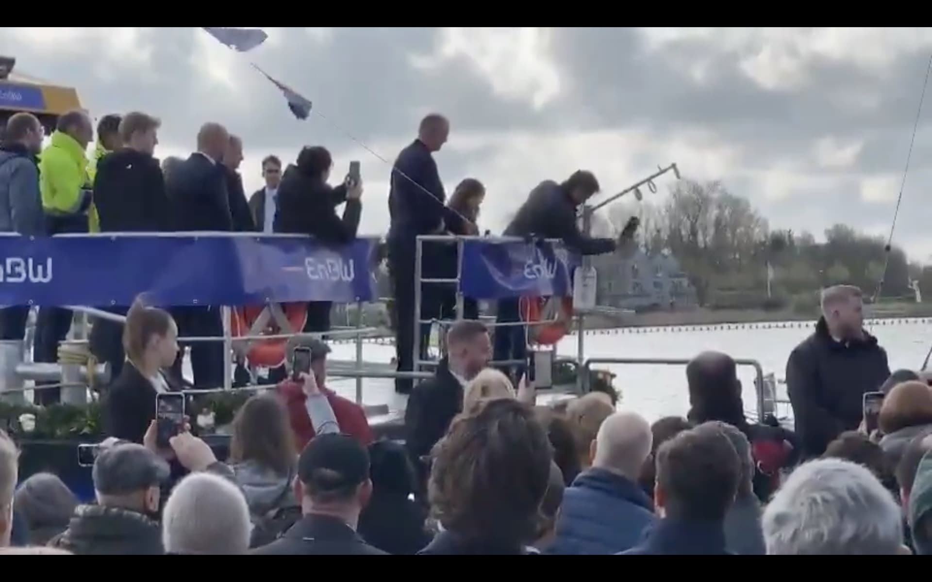 Habeck versucht sich an einer Schiffstaufe – doch die Flasche gewinnt ...