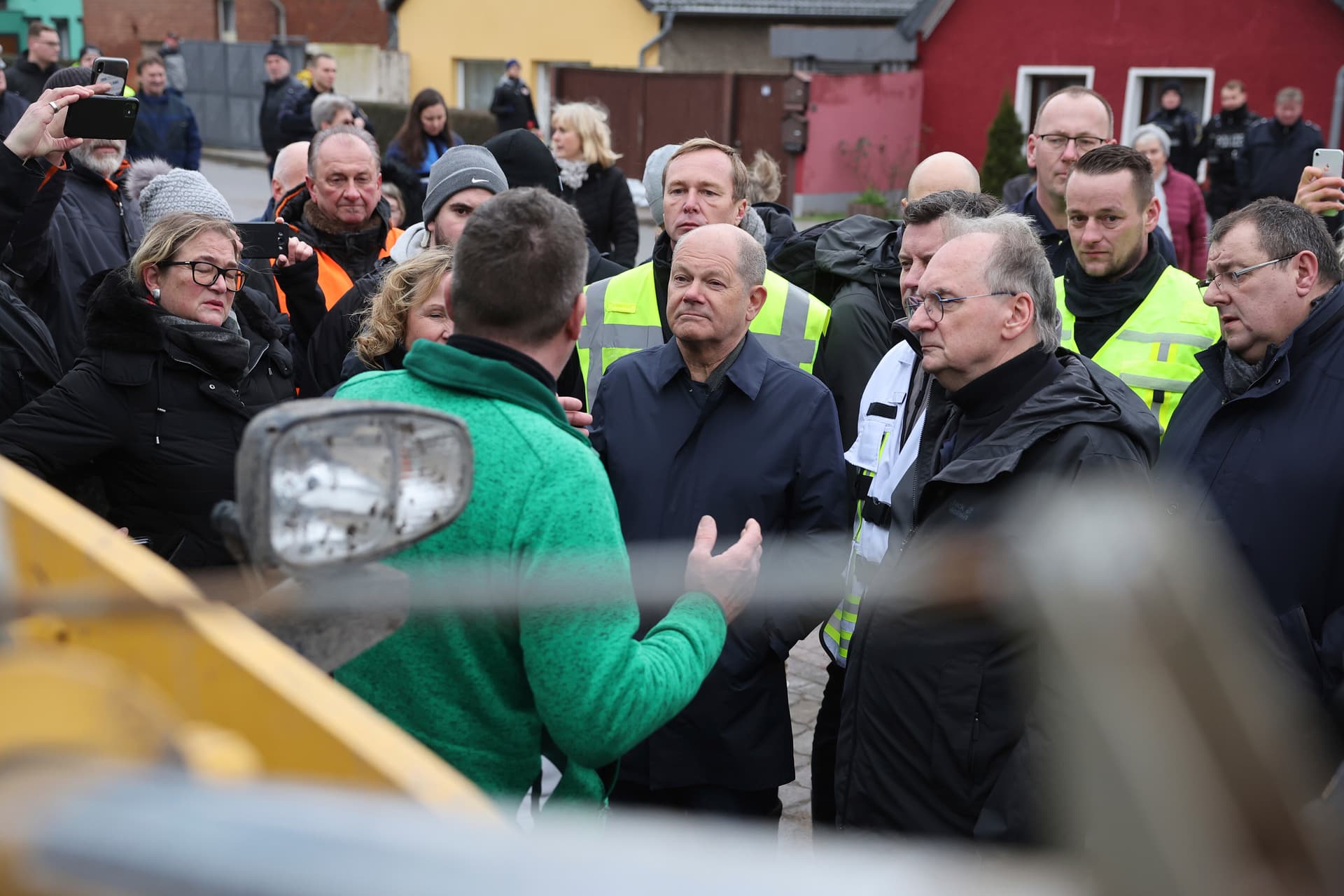 Deichbruch-Gefahr in Hochwassergebieten – und Olaf Scholz wird bei Besuch mit „Verbrecher“-Rufen begrüßt