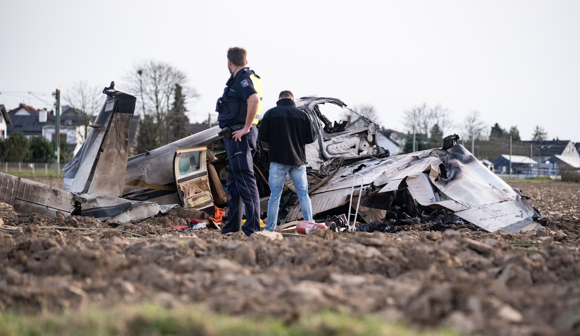 Kleinflugzeug stürzt nahe Bonn ab: Pilot (51) tot – Tochter (6) rettet sich aus brennendem Wrack