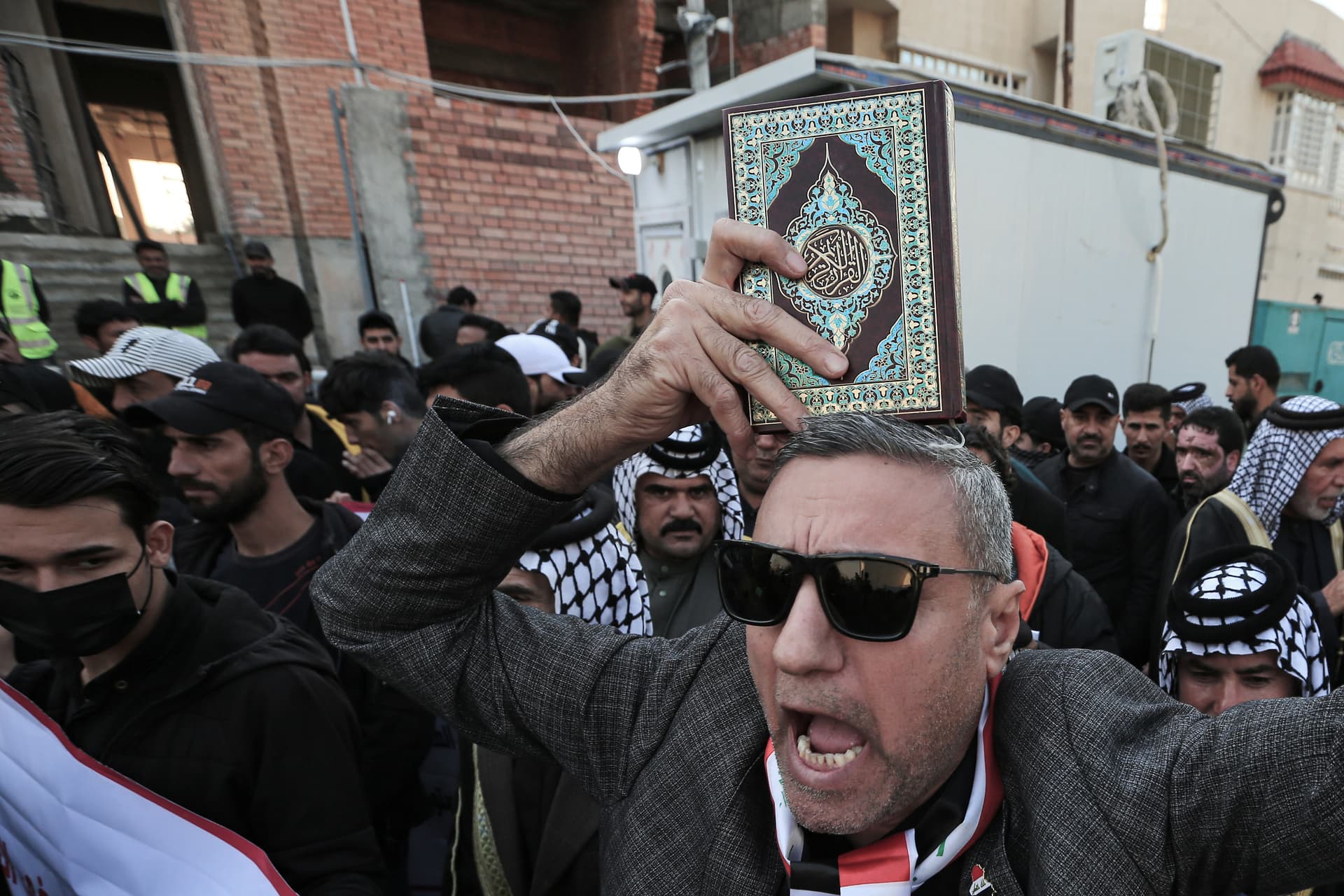 Wegen Koran-Verbrennung: Demonstranten stürmen schwedische Botschaft in Bagdad – Gebäude in Flammen