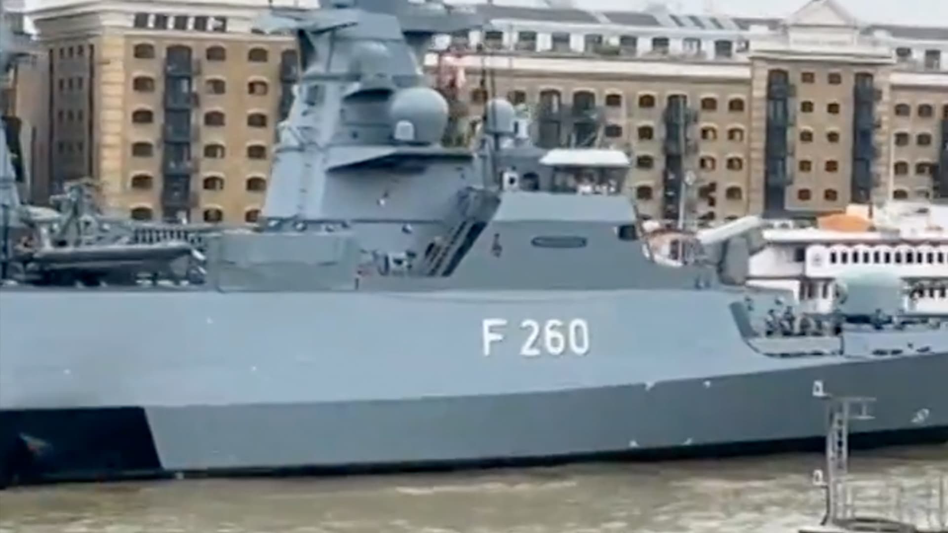 Aufregung an der Themse: Deutsches Kriegsschiff läuft mit Todesstern-Musik aus Star Wars nach London ein!