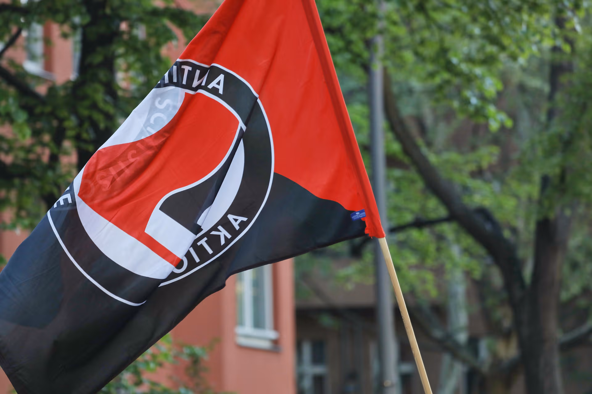 Antifa veröffentlicht Gewaltaufruf gegen NIUS und Apollo News: „Jede Aktion ist notwendig“