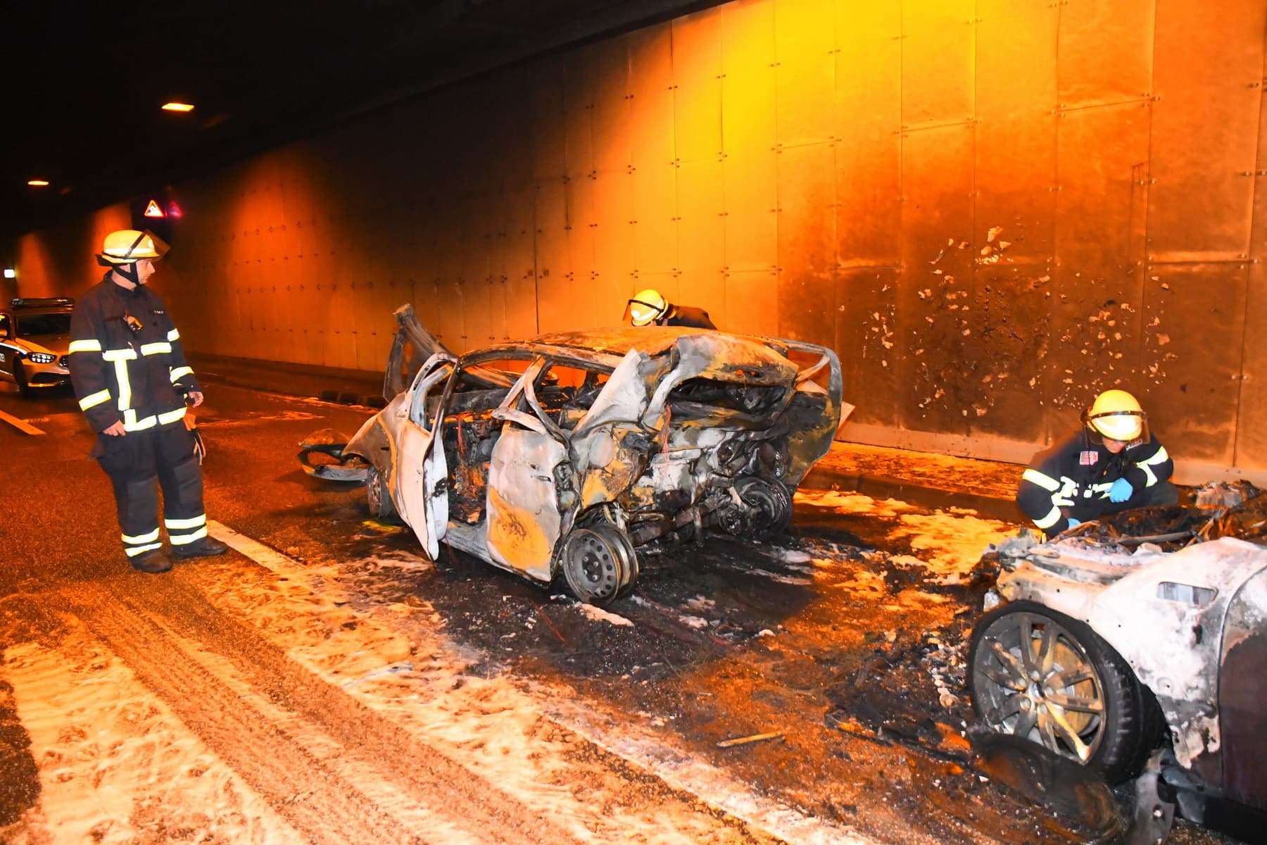 Horror-Szenario im Hamburger Elbtunnel: Autos brannten! A7 gesperrt! Feuerwehr im Einsatz!