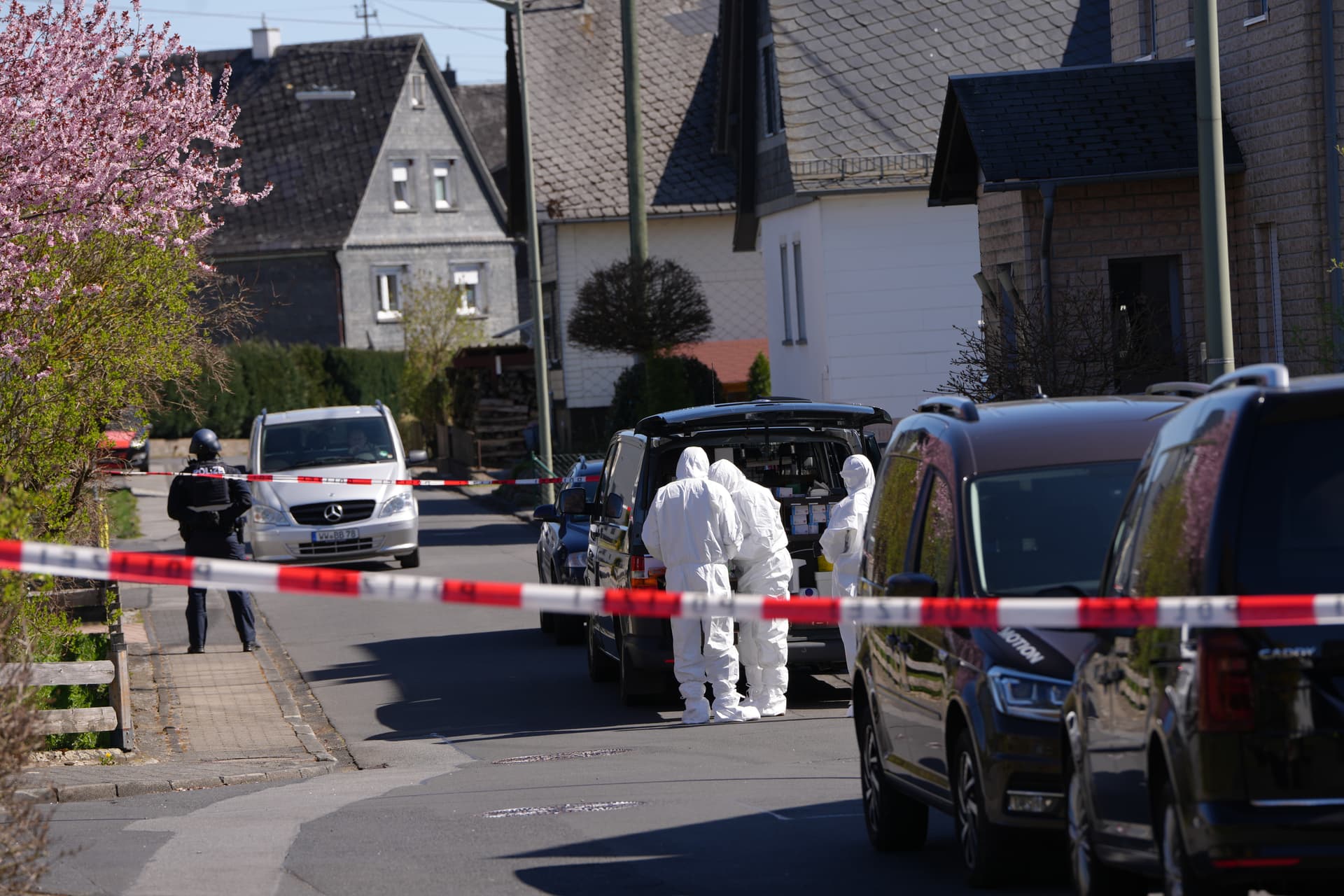 Polizei über Dreifach-Mord im Westerwald: „Haben Hinweise, dass Schuss- und auch Stichwaffen im Spiel waren“