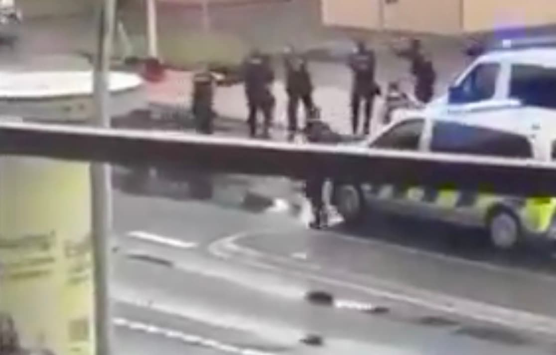 Video zeigt, wie die Polizei den Messermann vorm Burger-King niederschießt
