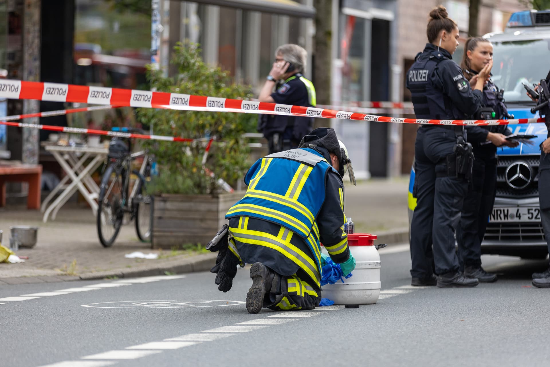 Gäste aßen „ganz entspannt“ Kuchen: Säureangriff in Bochumer Café – ein Schwerverletzter!