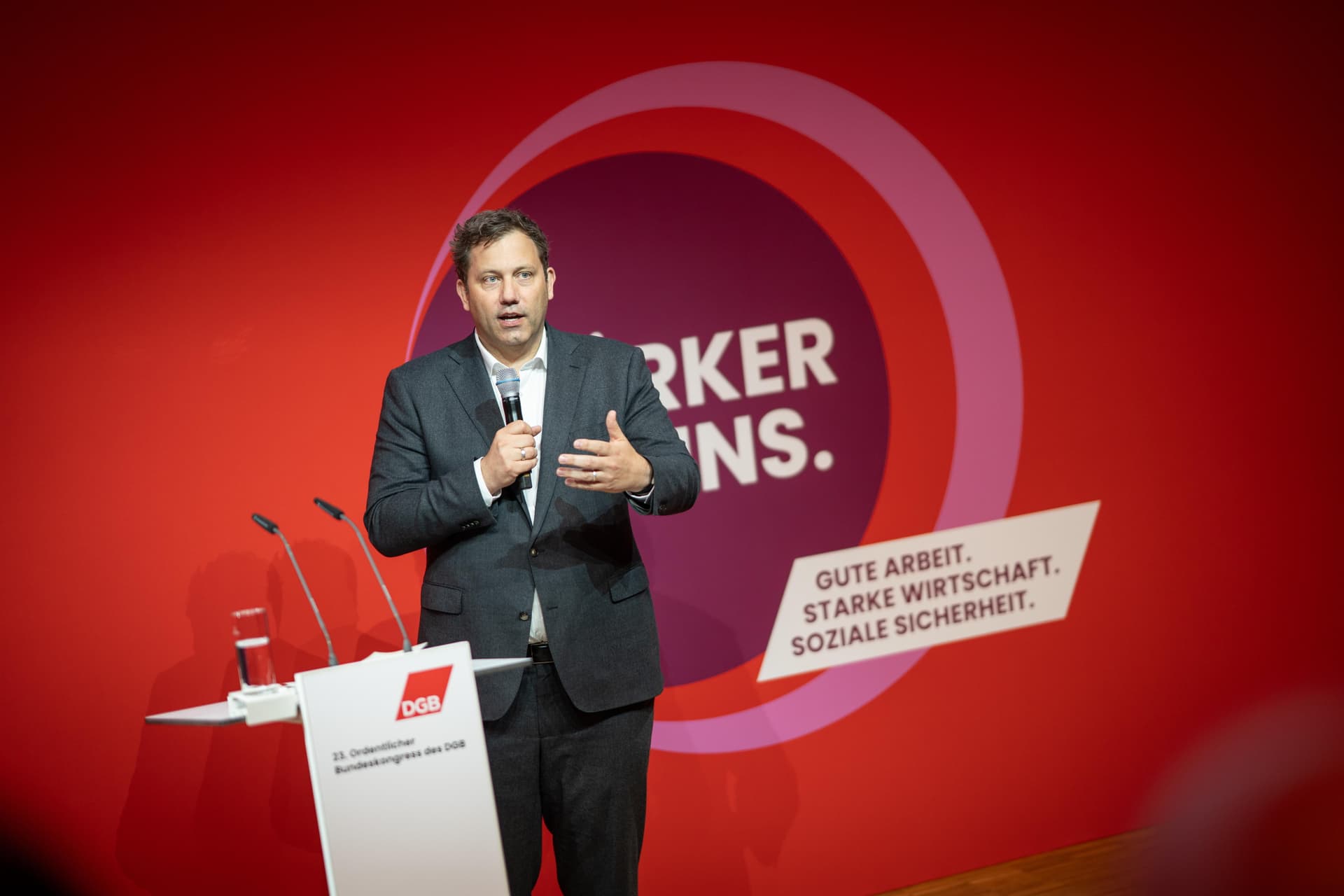 Lars Klingbeil will digitale Plattformen „regulieren und politisch bändigen“