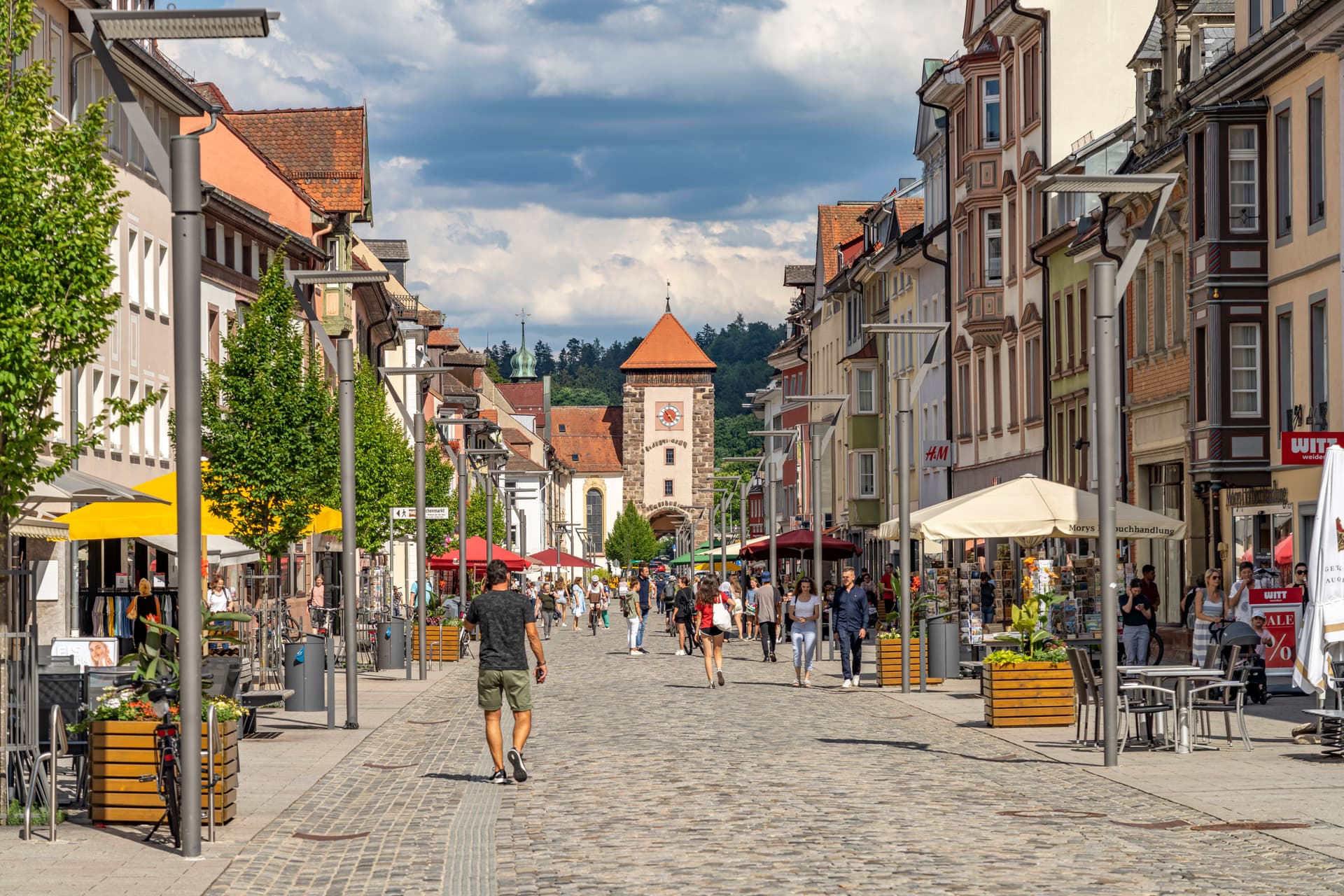 Mit 300 Mann: Krawall-Mob attackiert Polizei bei Straßenfest – mehrere Schwerverletzte