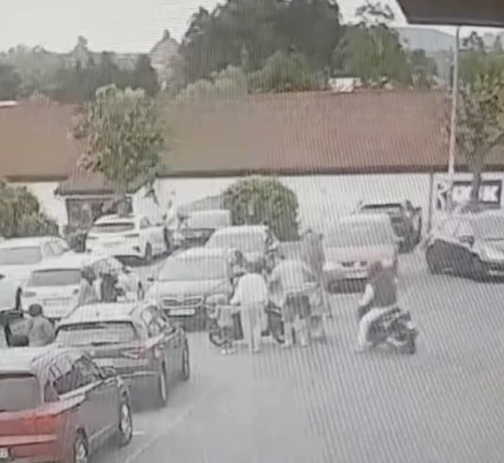 Rollerfahrer fährt Familienvater auf Supermarktparkplatz an