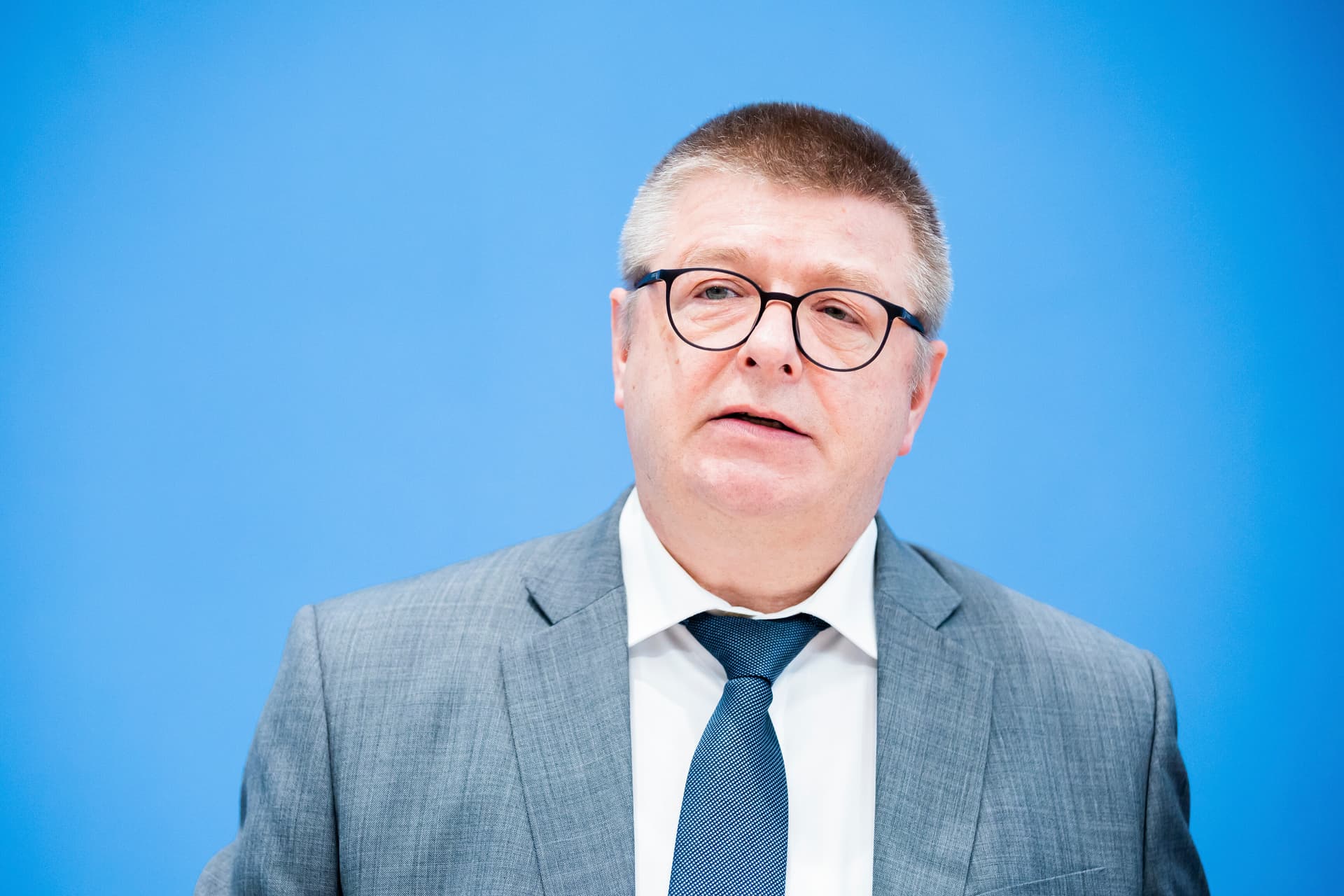 Verfassungsschutz-Chef gibt zu: Geheimdienst will AfD-Wahlergebnis beeinflussen