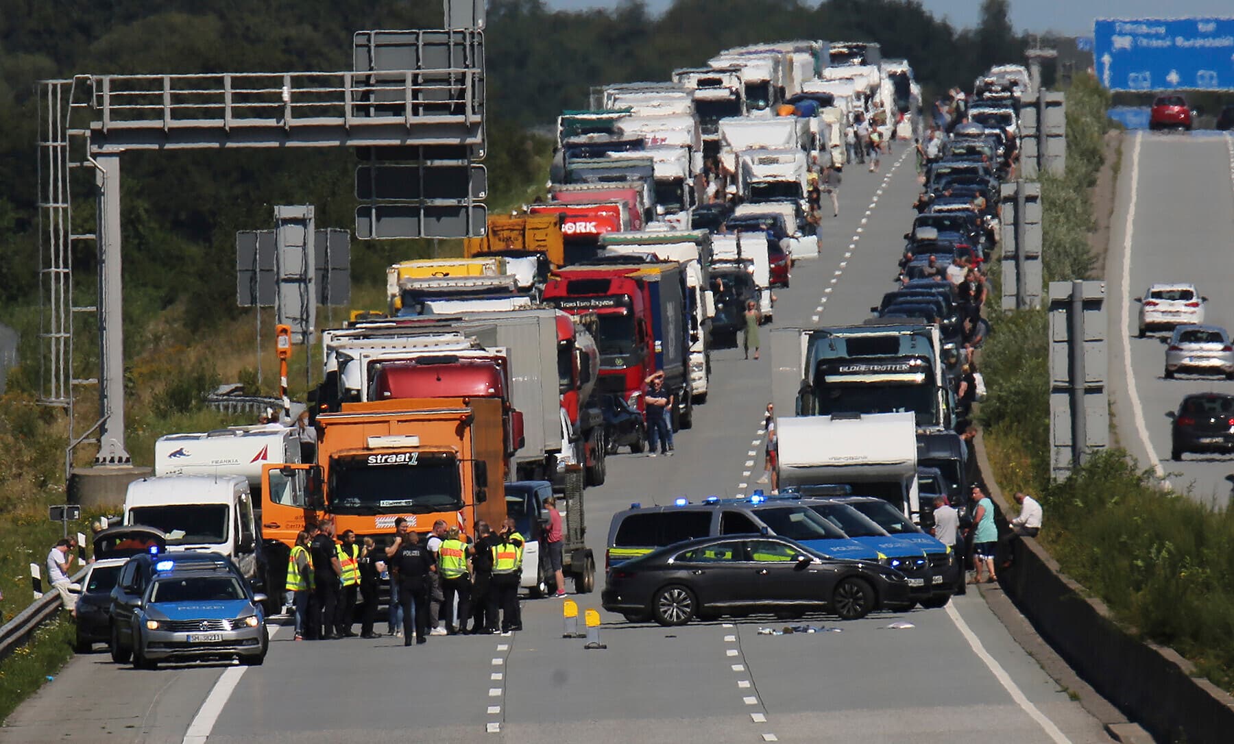 Nach Verfolgungsjagd mit Polizei: Mann zückt mitten auf der Autobahn 7 ein Messer und wird angeschossen