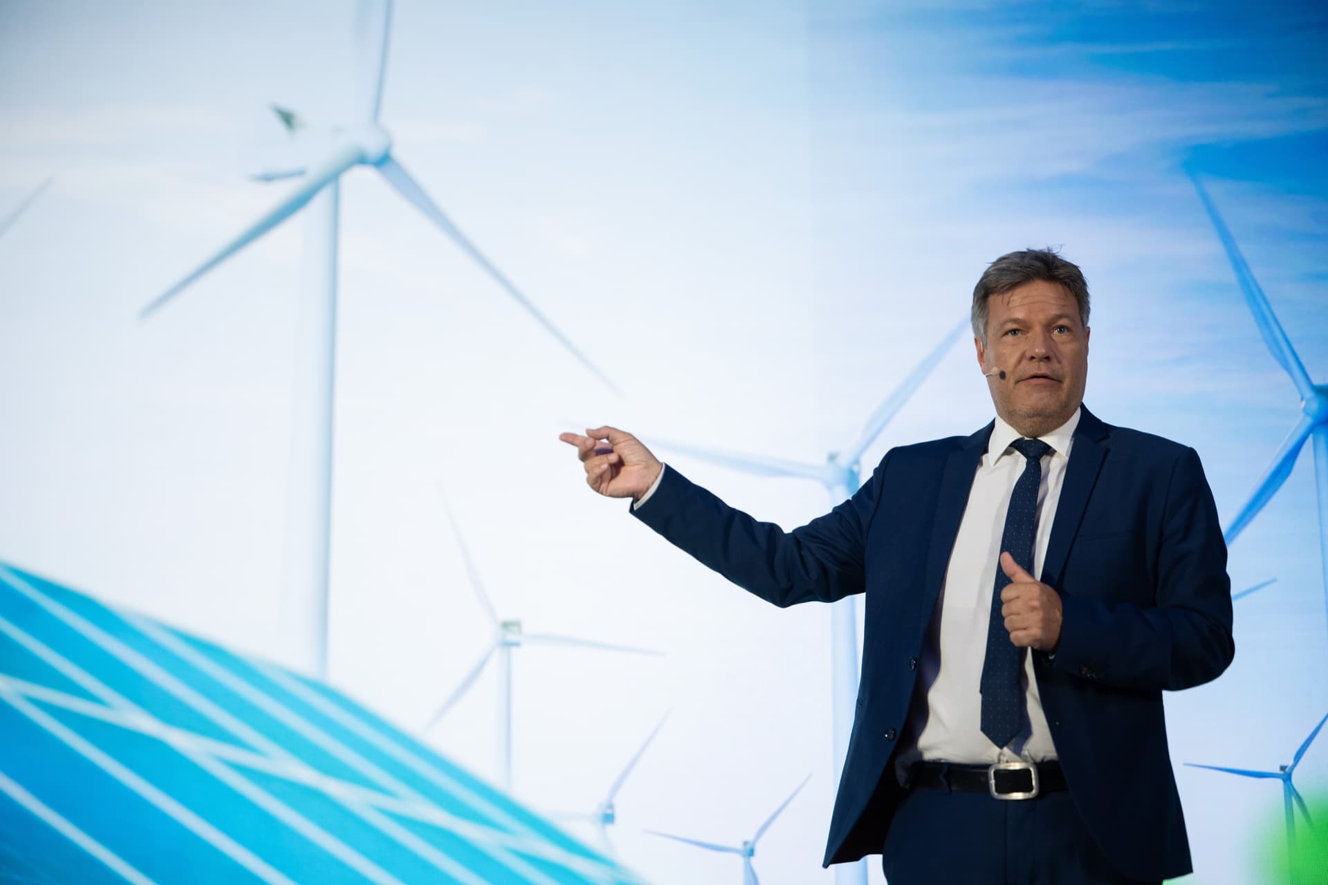 Habeck mit bitterer Erkenntnis: Wind und Sonne schicken doch eine (gewaltige) Rechnung ...