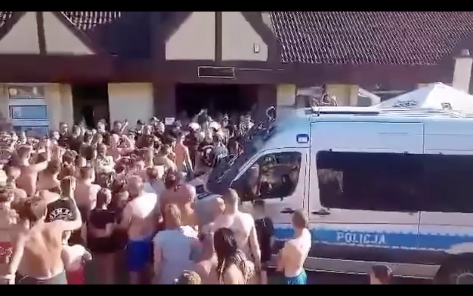 Dieses Freibadvideo aus Polen zeigt, dass es zwei verschiedene Europas gibt