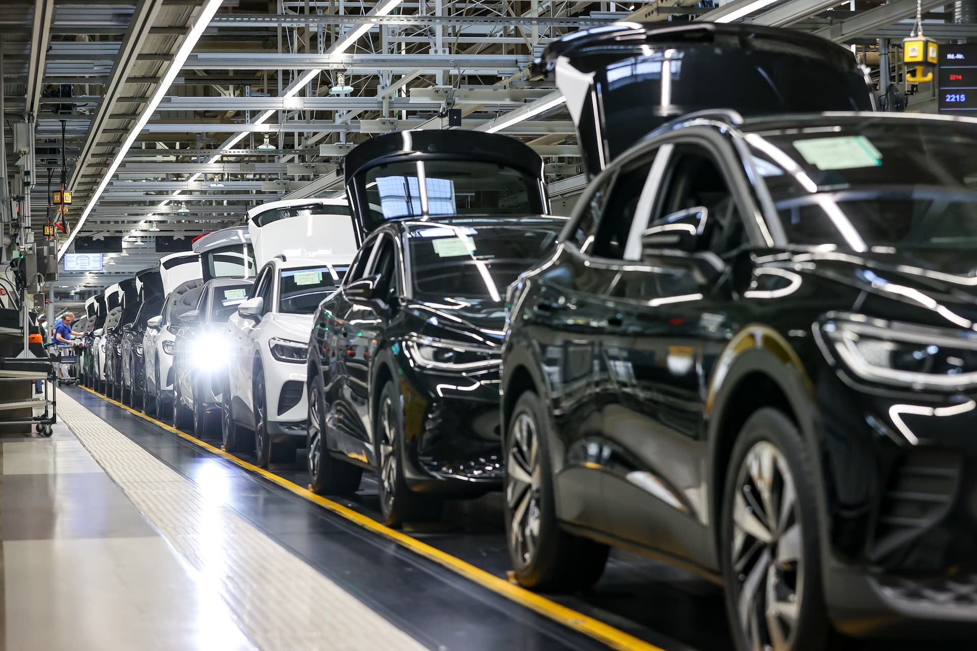 Panik in Deutschlands Schlüsselindustrie: Zehntausende verlieren ihre Jobs, weil die Regierung auf E-Autos setzt