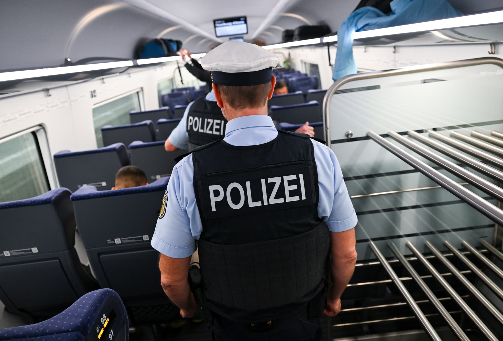 Er hatte keinen Fahrschein und lebt illegal in Deutschland: Mehrfach-Straftäter aus dem Irak greift Polizisten im Zug an