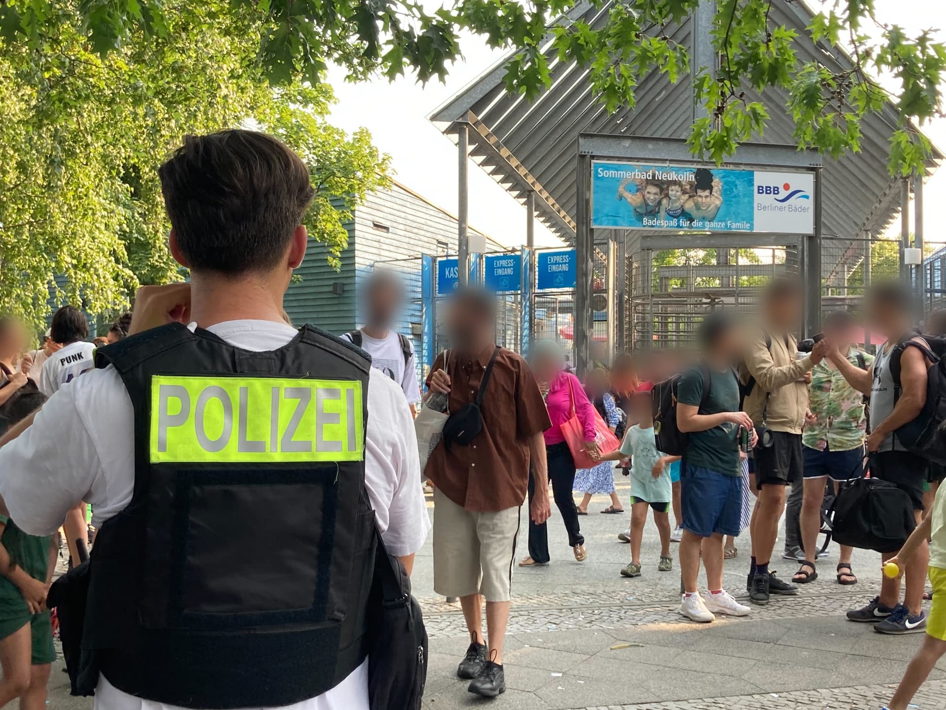 Wachmann in Berliner Freibad nach Streit von Männern angegriffen