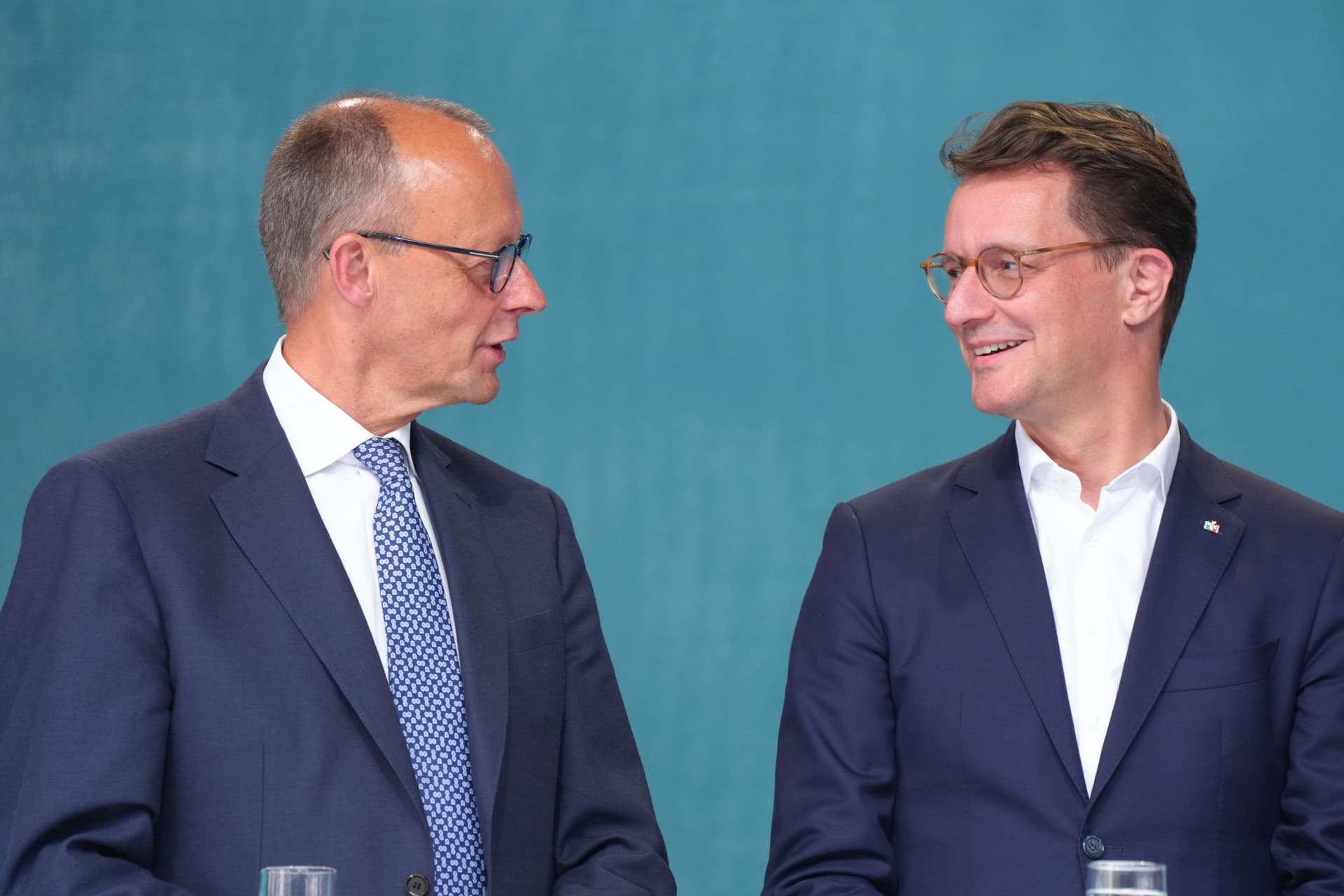 Sachsen stimmt ab! Volle Hütte bei Merz, gähnende Leere bei Wüst!