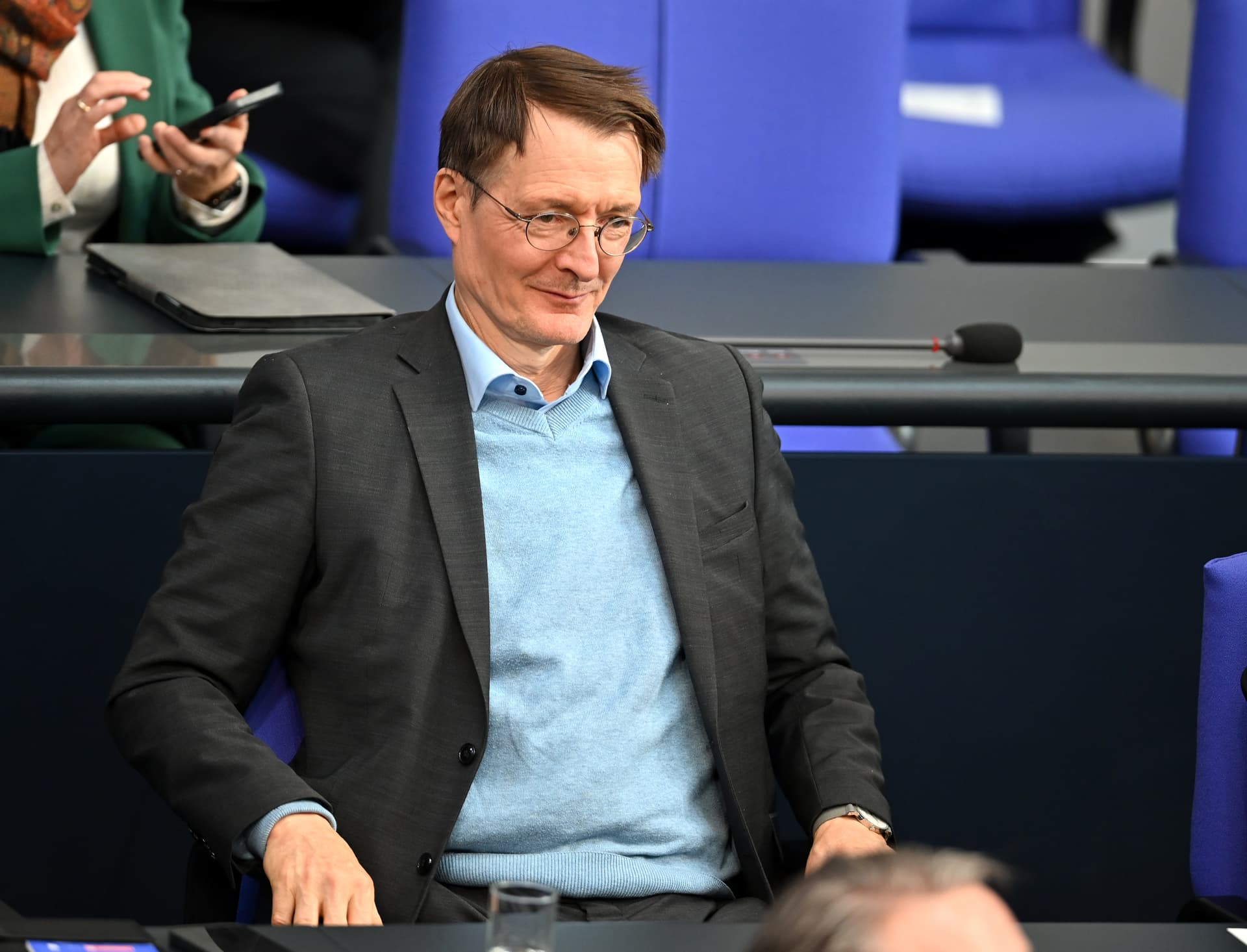 Lauterbach will von Impfverweigerer im Gefängnis nichts wissen: „Mir wäre es neu, tatsächlich, dass irgendein Soldat derzeit im Gefängnis sitzt, weil er sich nicht hat impfen lassen“
