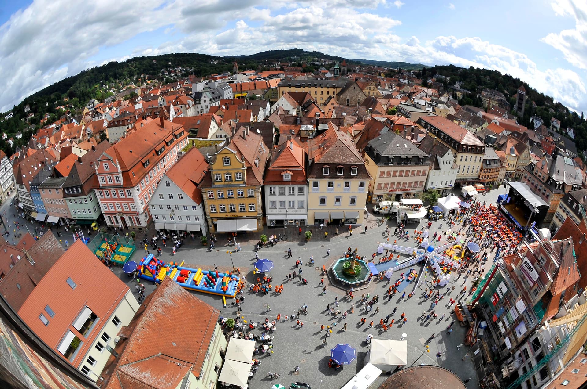 „Auseinandersetzung zwischen Jugendlichen“ auf Stadtfest: 18-Jähriger bei Messerattacke in Schwäbisch Gmünd schwer verletzt