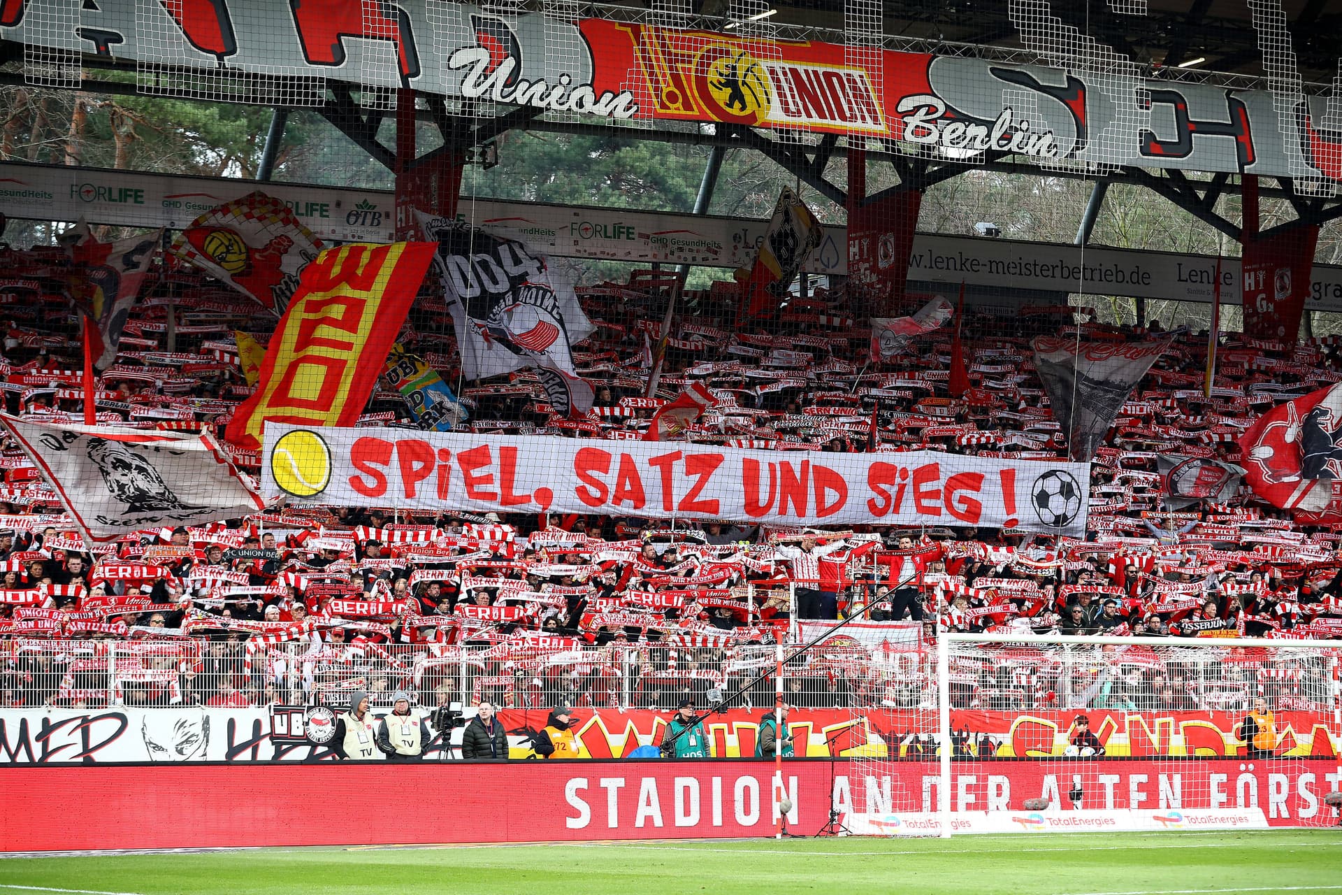Spiel, Satz und Sieg: Bundesliga-Fans reagieren auf gestoppten Investoren-Deal