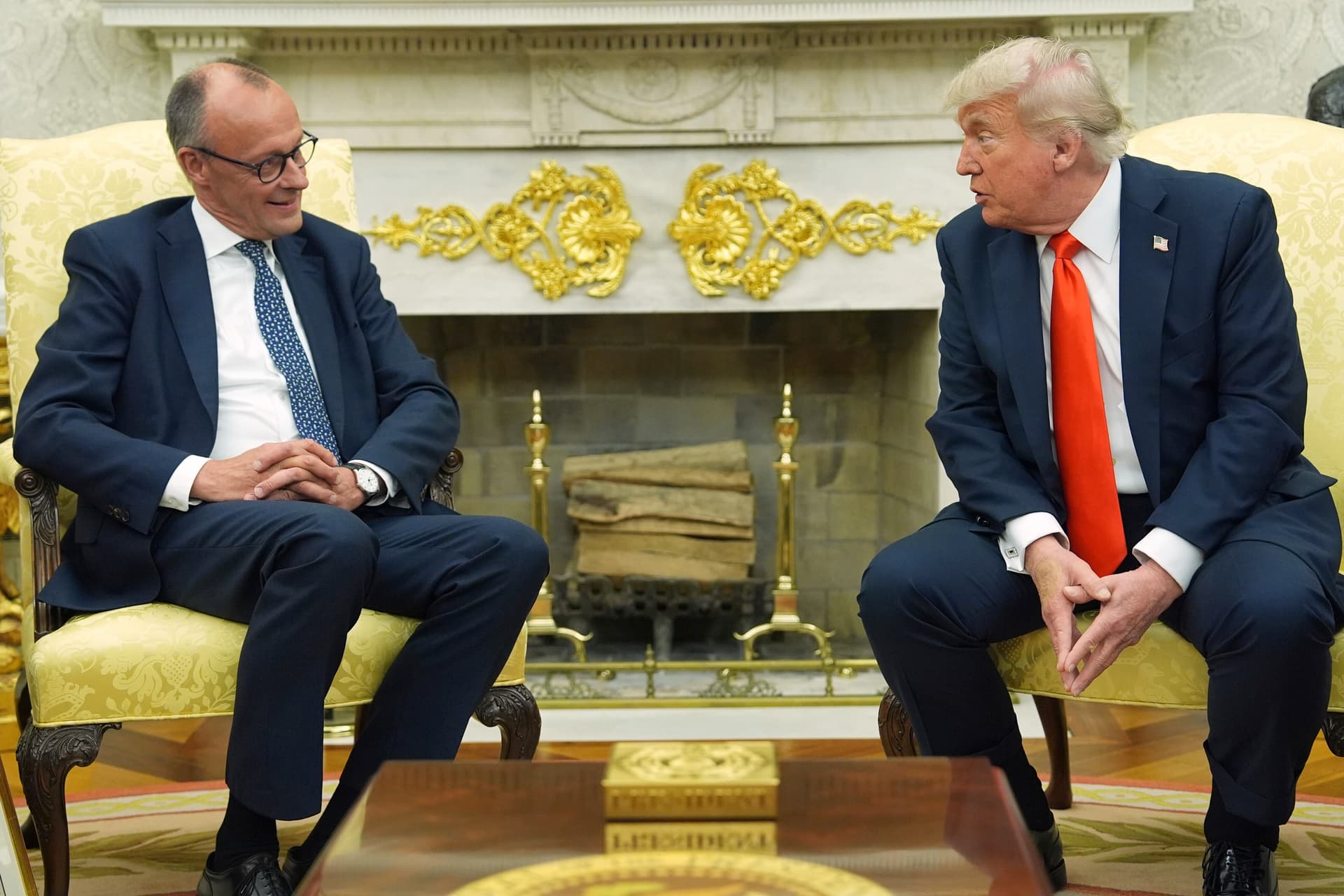 Friedrich Merz im Weißen Haus: Trump kritisiert Merkel und zeigt sich „enttäuscht“ über Musk – Merz bleibt stumm