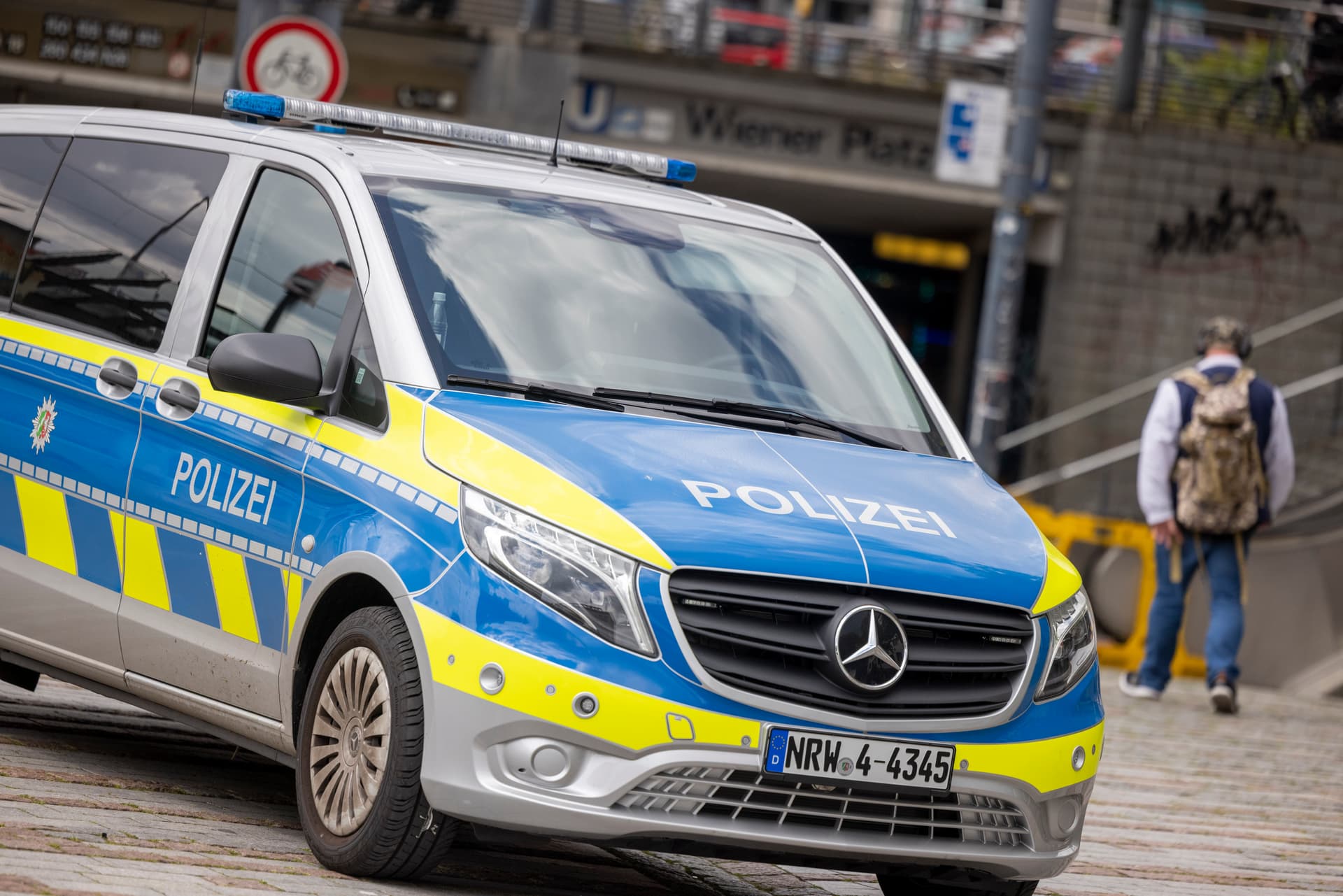 „Tag der Brühler Vielfalt“: Polizei sucht afghanisch aussehenden Mann, der oberkörperfrei mit einem Messer drohte