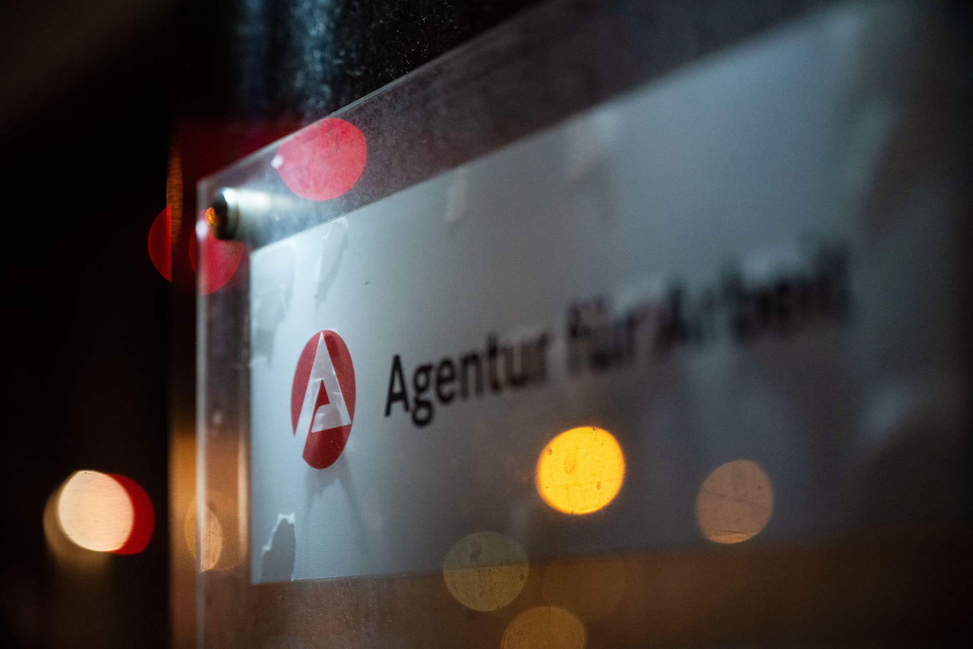 Schwache Konjunktur und Sommerpause – Arbeitslosigkeit steigt