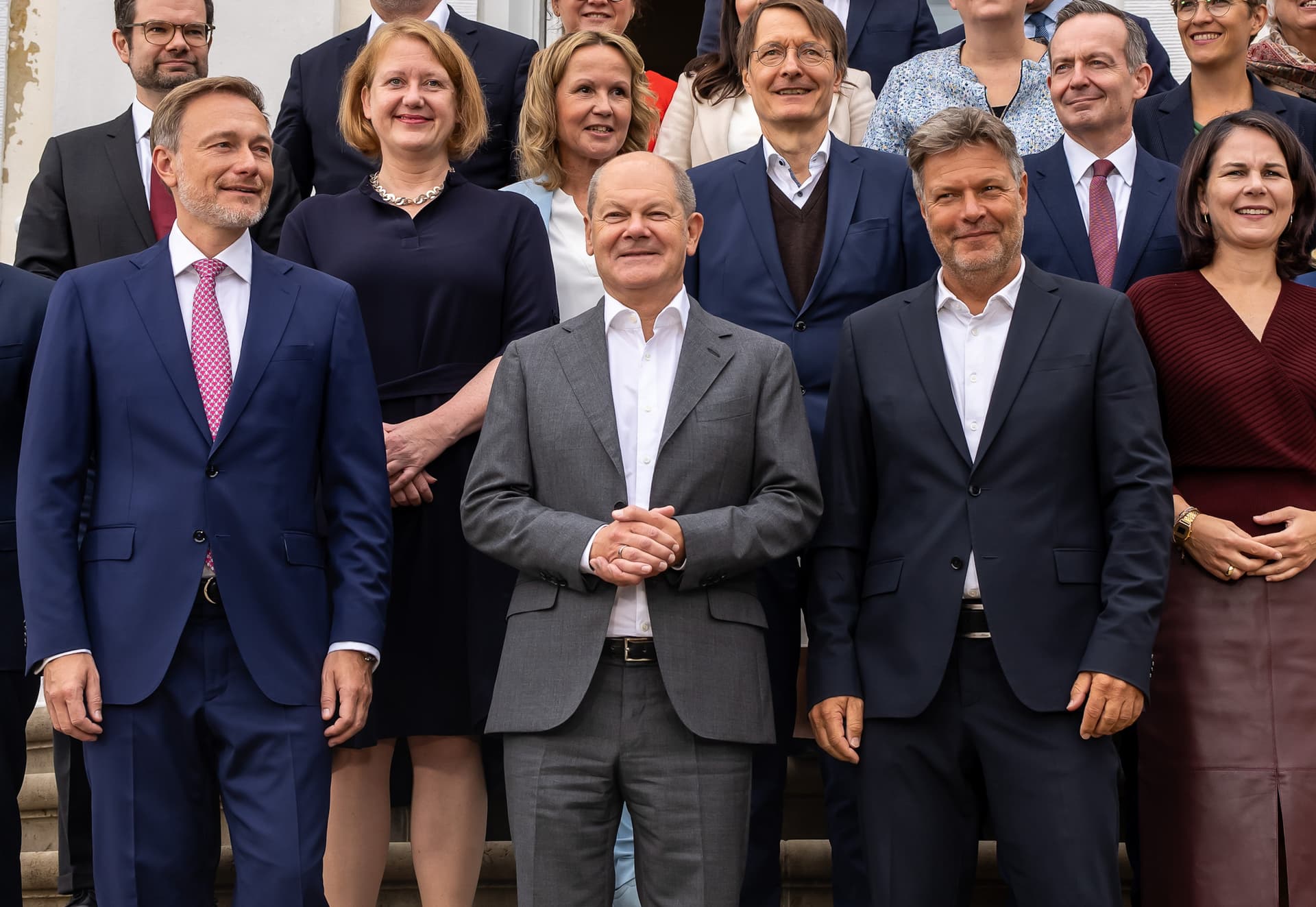 Steinmeier, Scholz & alle Minister: Mehr als 1000 Euro Gehaltserhöhung – IM MONAT!