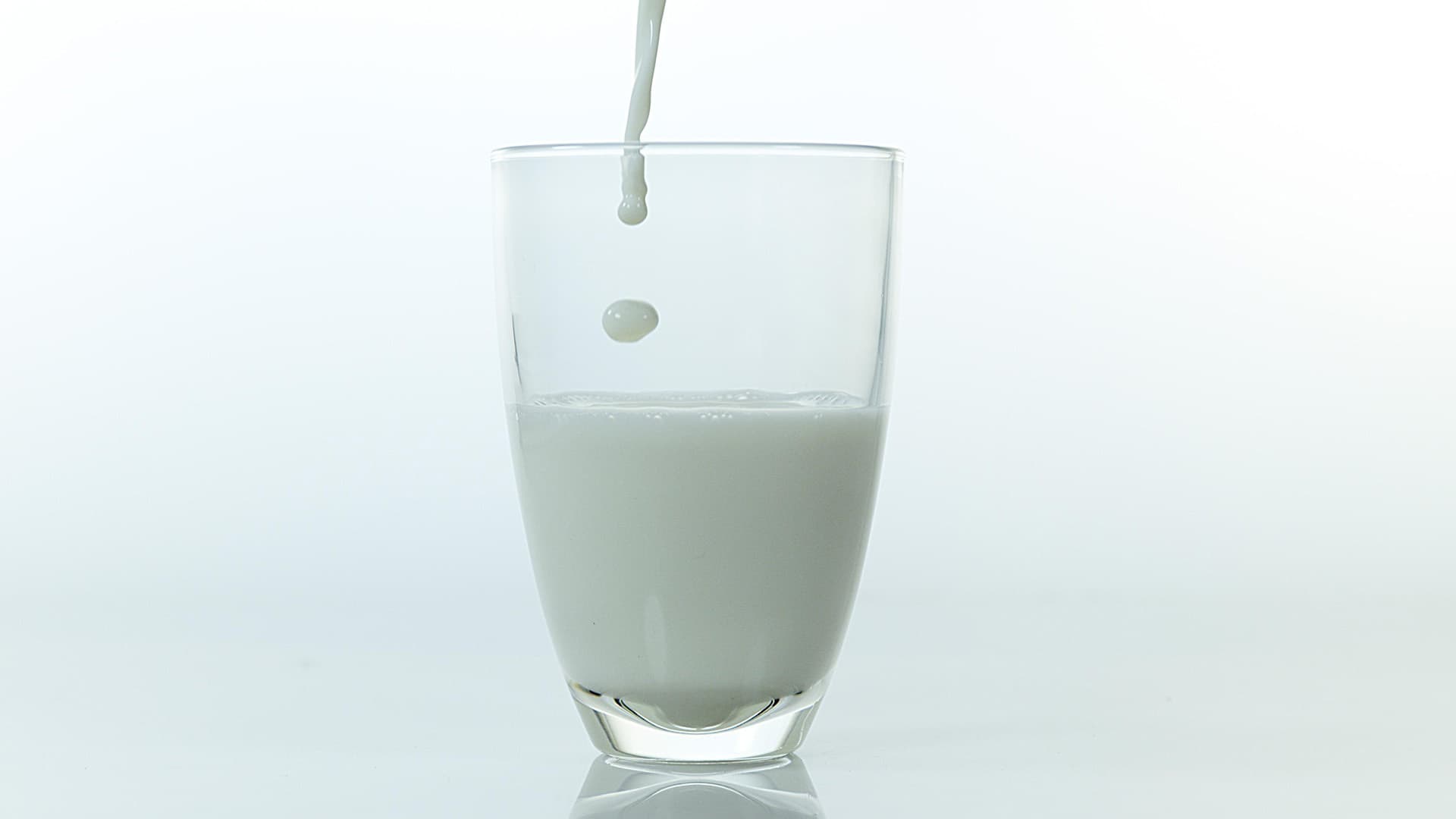 Sie können es nicht lassen! Regierung mischt sich in den Milchmarkt ein – prompt wird unsere Milch teurer