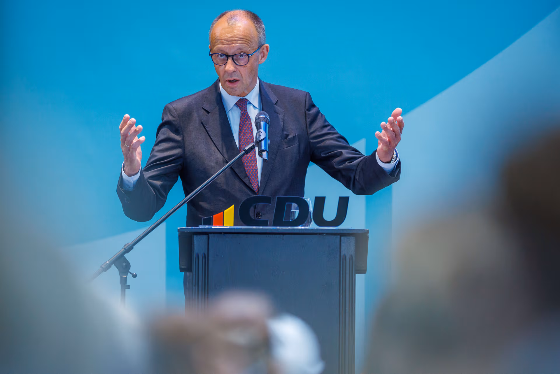 Merz greift zu Merkels fataler Migrations-Parole: „Wir schaffen das!“