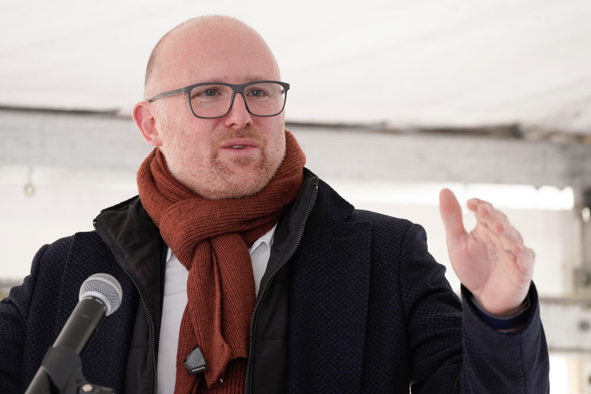 Duisburger Oberbürgermeister warnt vor Flucht der Migranten wegen Zahlungskarten