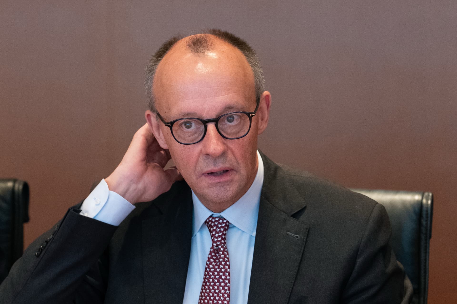 „Zahl der Asylbewerber darf nicht sechsstellig sein“: Merz-Ziel bei der „Migrationswende“ geplatzt – über 100.000 Asylbewerber