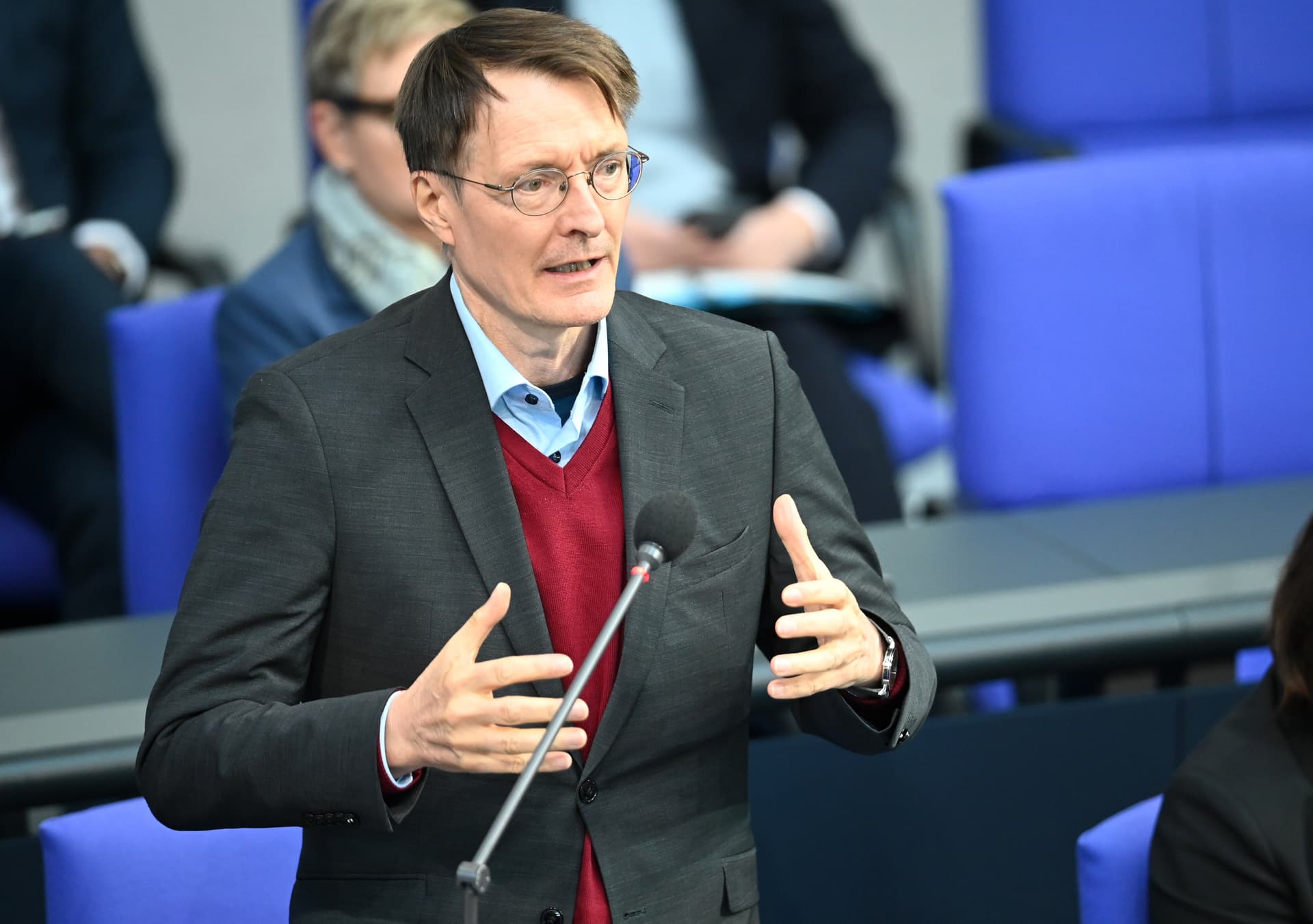 Historischer Anstieg der Krankenkassenbeiträge: Scharfe Kritik von Verbänden und Opposition