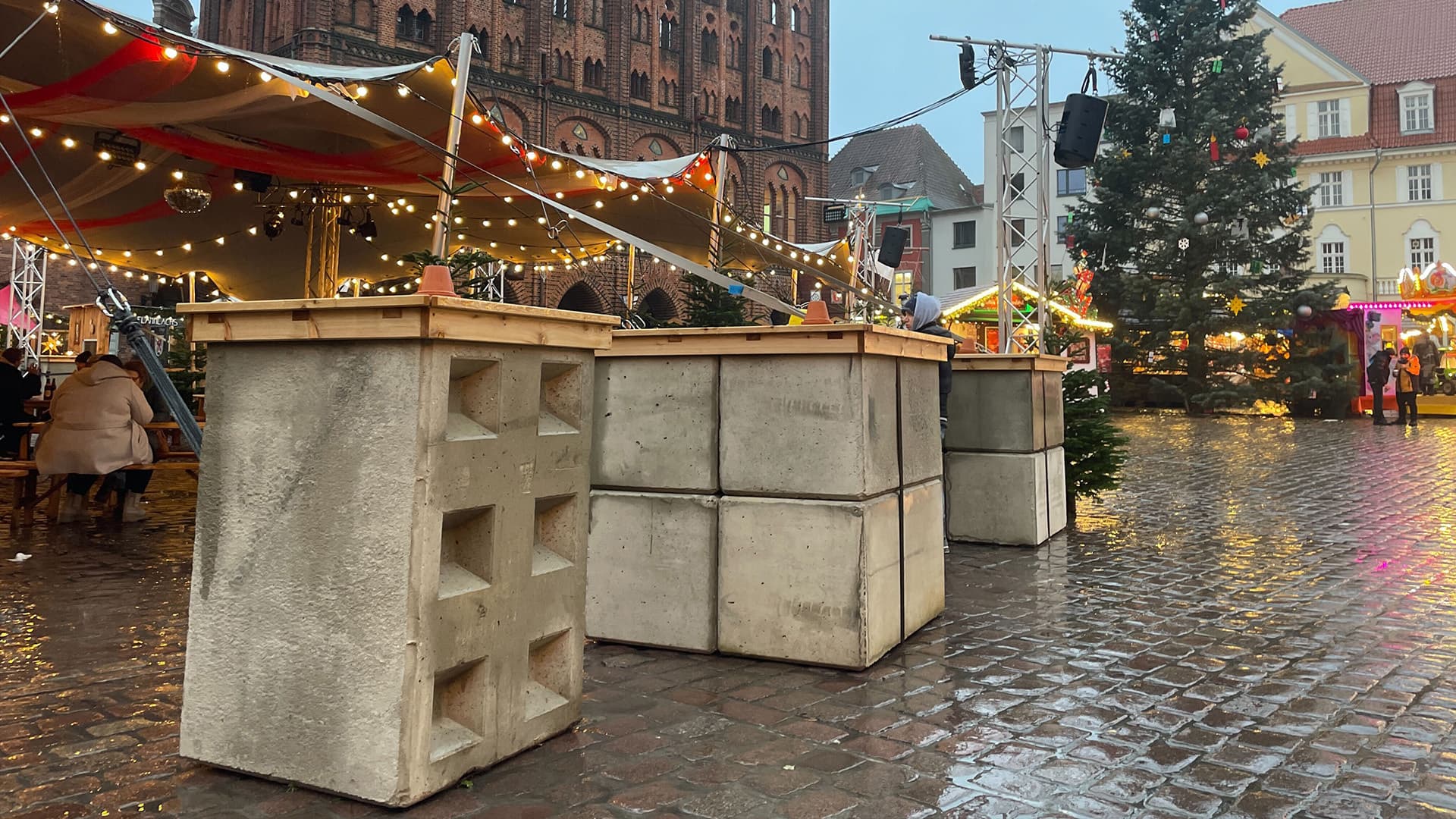 Betonpoller als Stehtische: Merkel-Lego in Stralsund
