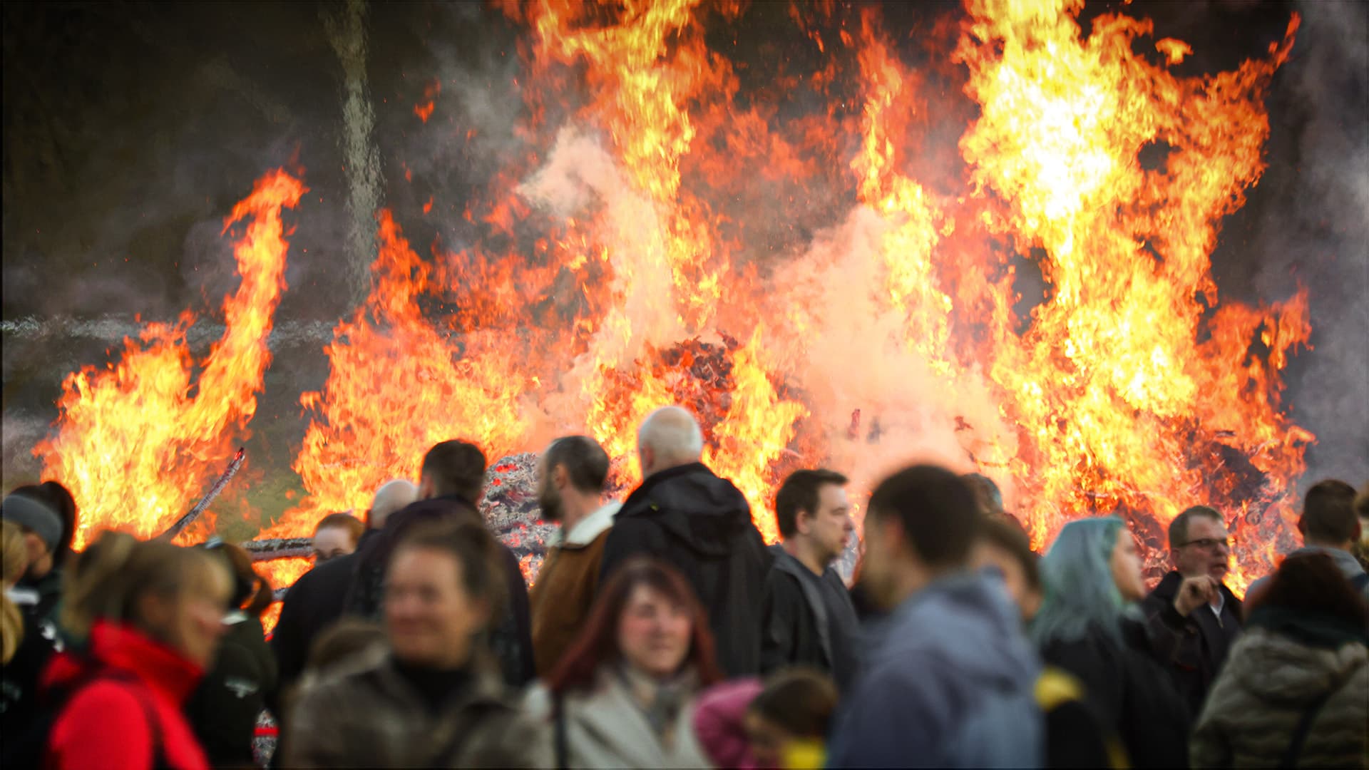Erstmals Umsatzsteuer auf Bratwürste und Bier: Heute größtes EU-Bürokratie-Osterfeuer aller Zeiten