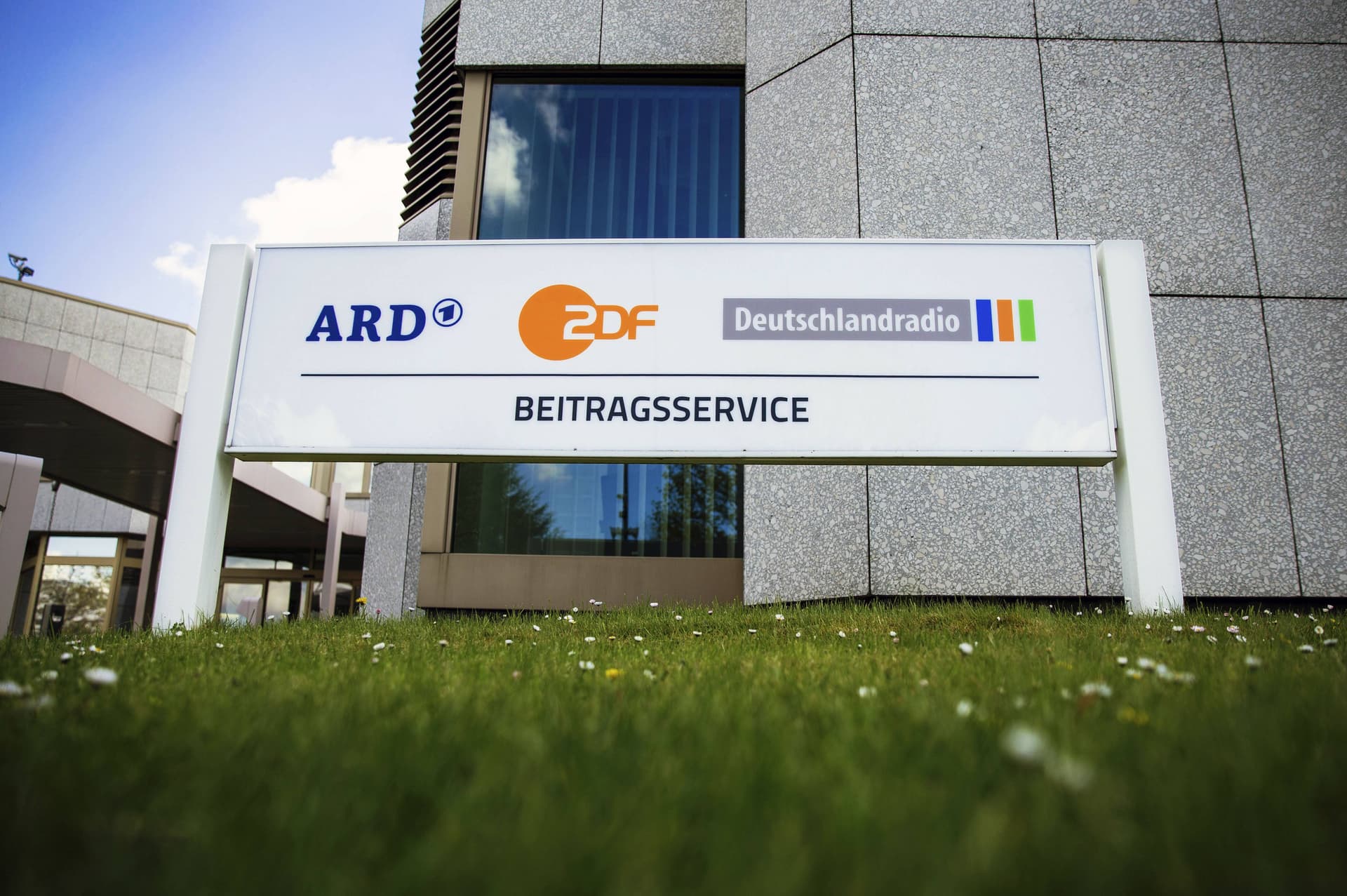 Abrechnung mit ARD und ZDF: Mitarbeiter beklagen mangelnde innere Pressefreiheit