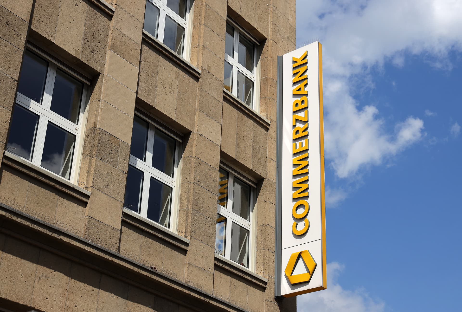 Commerzbank-Chefin Orlopp: Künstliche Intelligenz soll Großteil des Stellenabbaus übernehmen