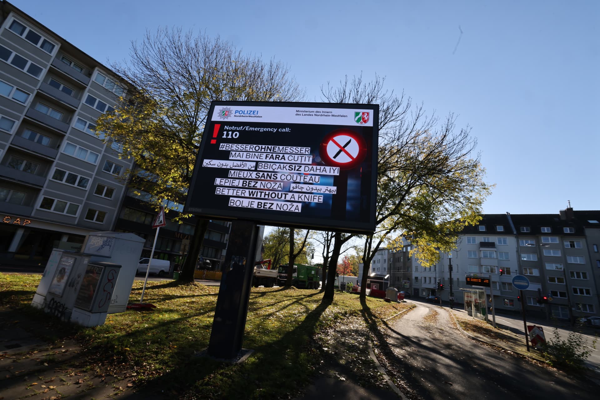 #besserohnemesser: Innenminister Reul startet Anti-Messer-Kampagne in Nordrhein-Westfalen