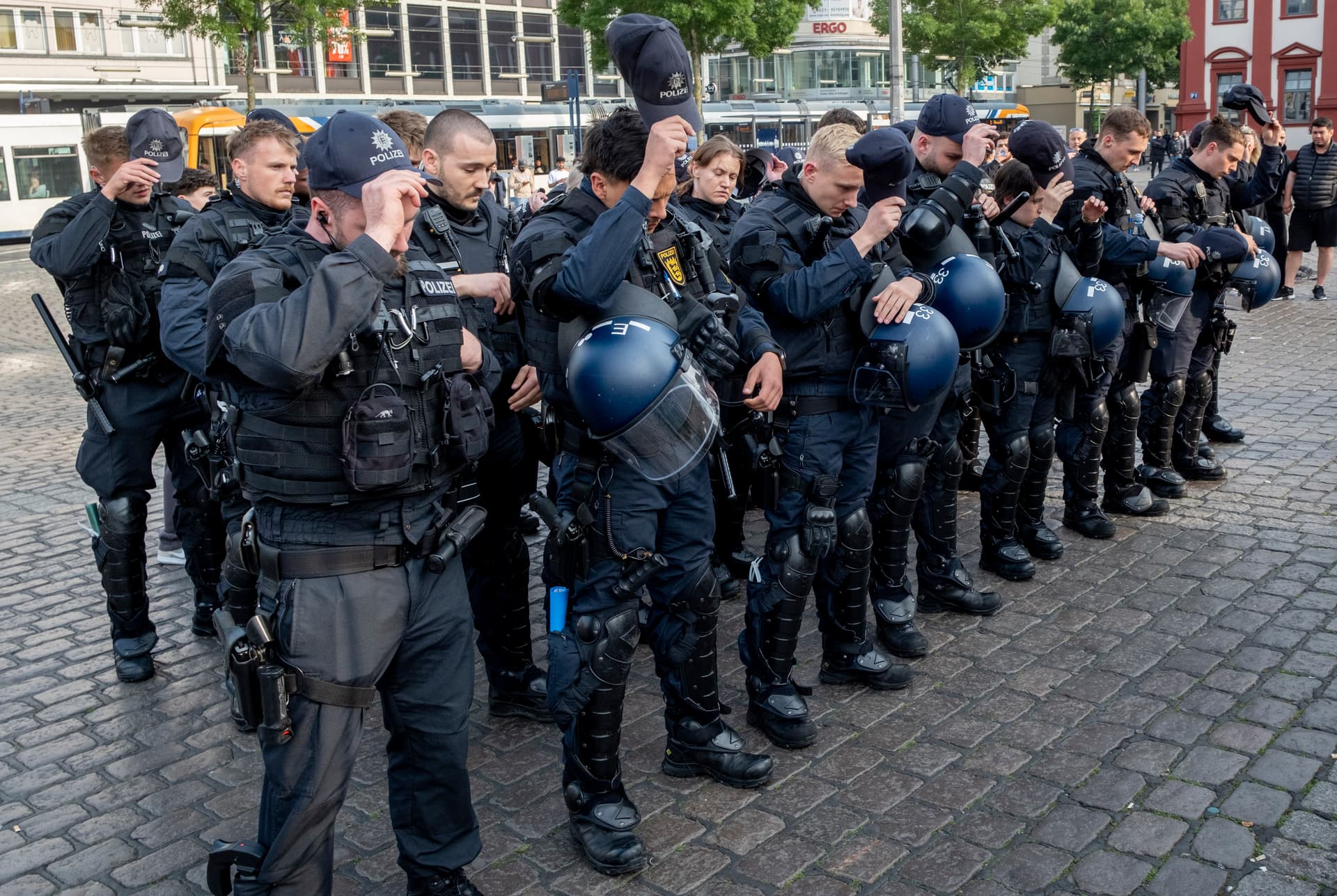 Er hat es nicht geschafft! Trauer um Polizisten von Mannheim +++ Er starb nach Messer-Terror auf Marktplatz +++ Kollegen trauern am Ort der Attacke +++
