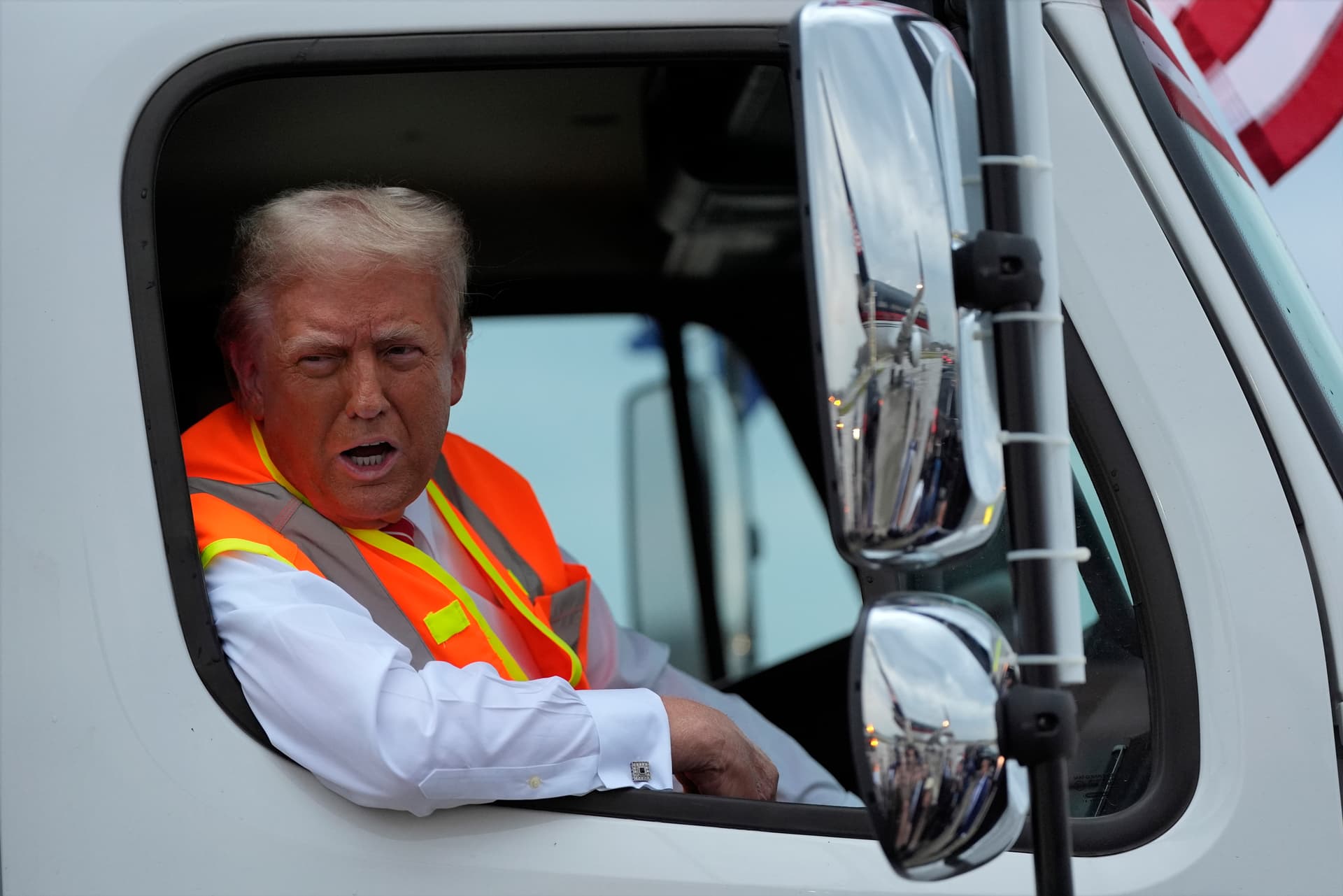 Nachdem Biden seine Wähler als „Müll“ bezeichnete: Trump im Müllwagen unterwegs