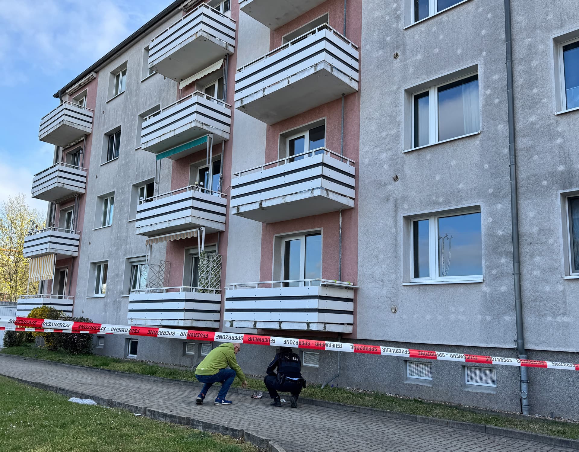 Rettungseinsatz in Magdeburg: Frau und Kind bei Sturz aus viertem Stock schwer verletzt