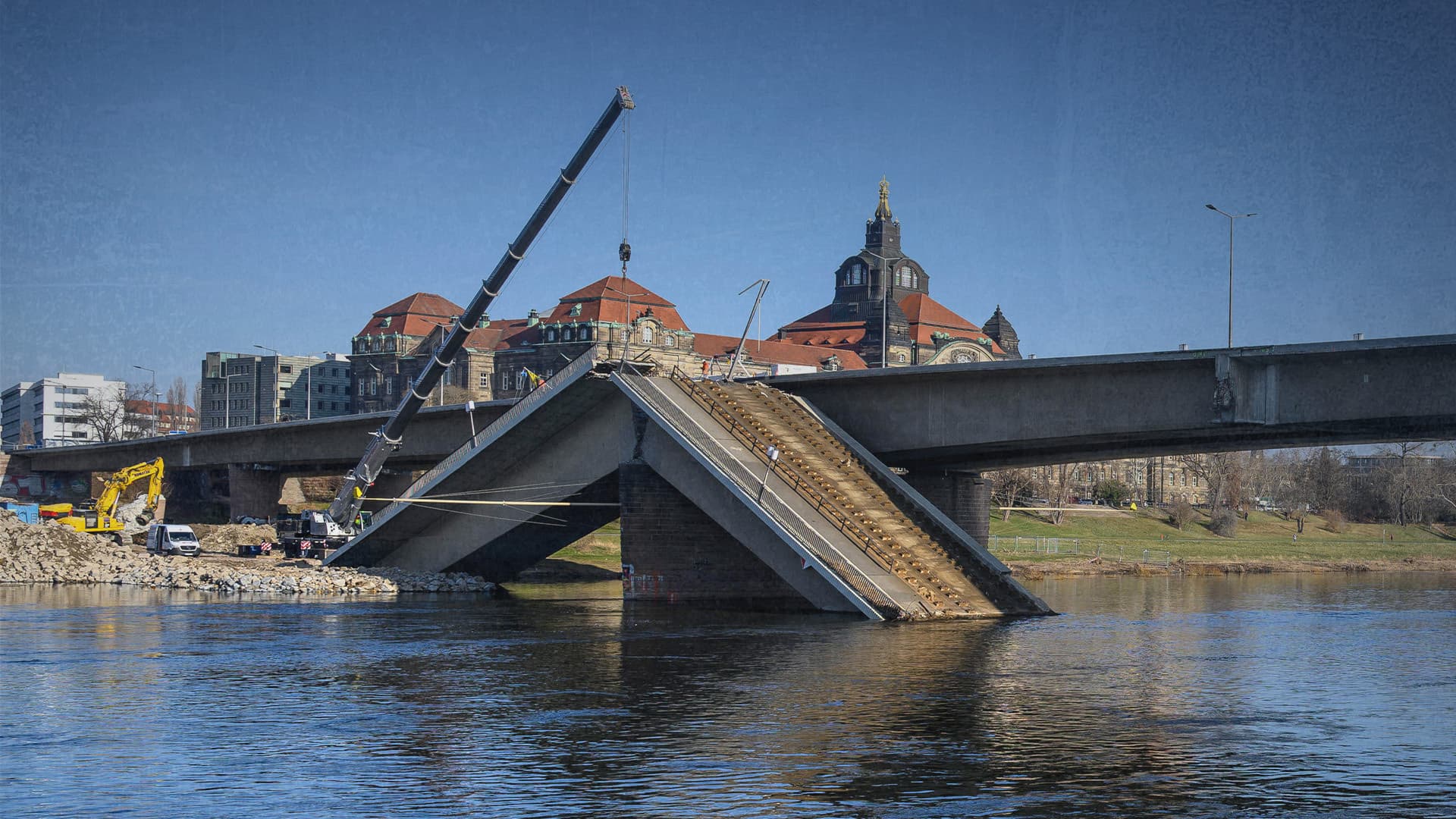 Arbeiten unterbrochen: Dresdner Carolabrücke kann nicht abgerissen werden, weil die Brücke kaputt ist