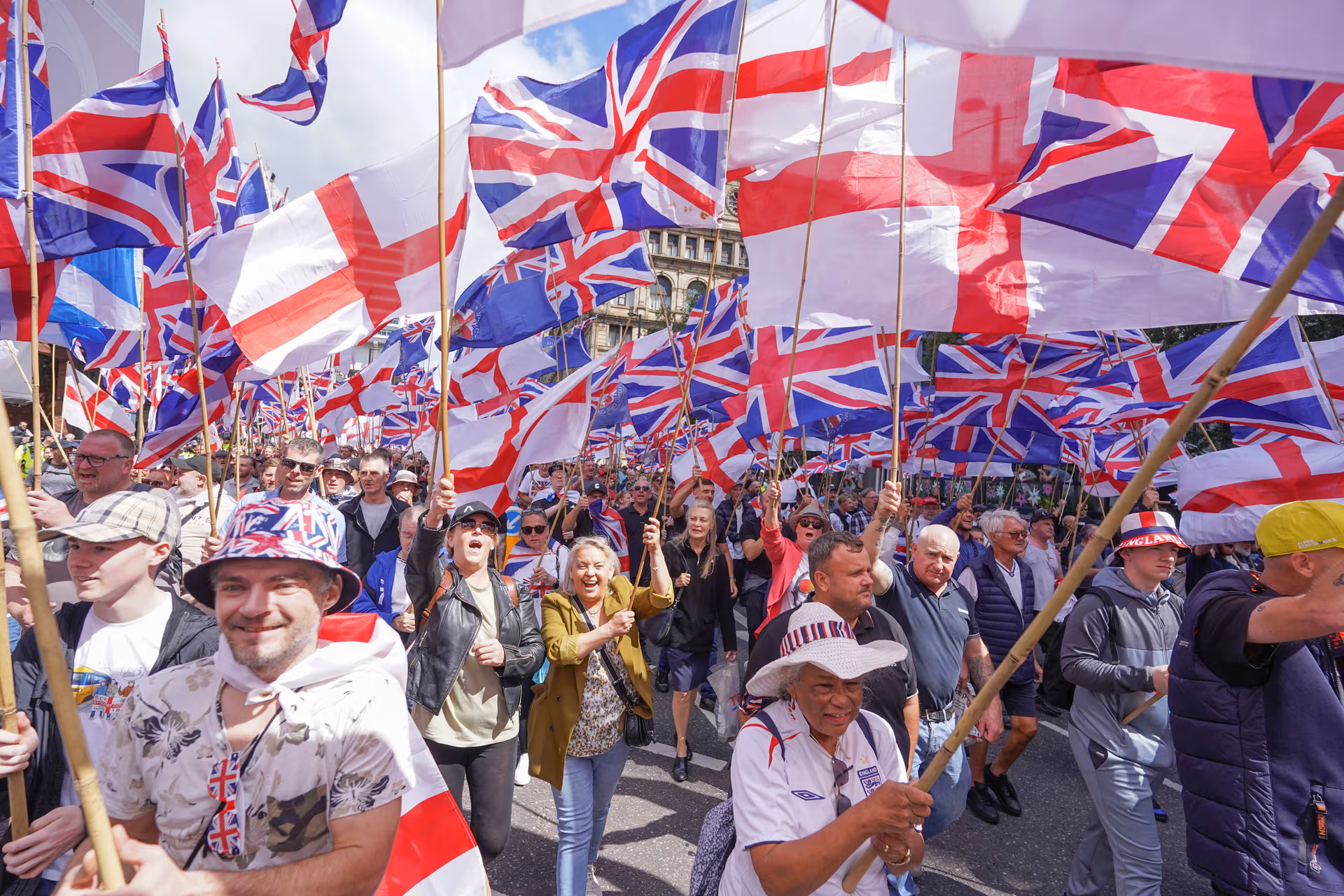 Stimmung in Großbritannien wird hitziger: Erneute Proteste gegen Asylpolitik in mehreren Städten