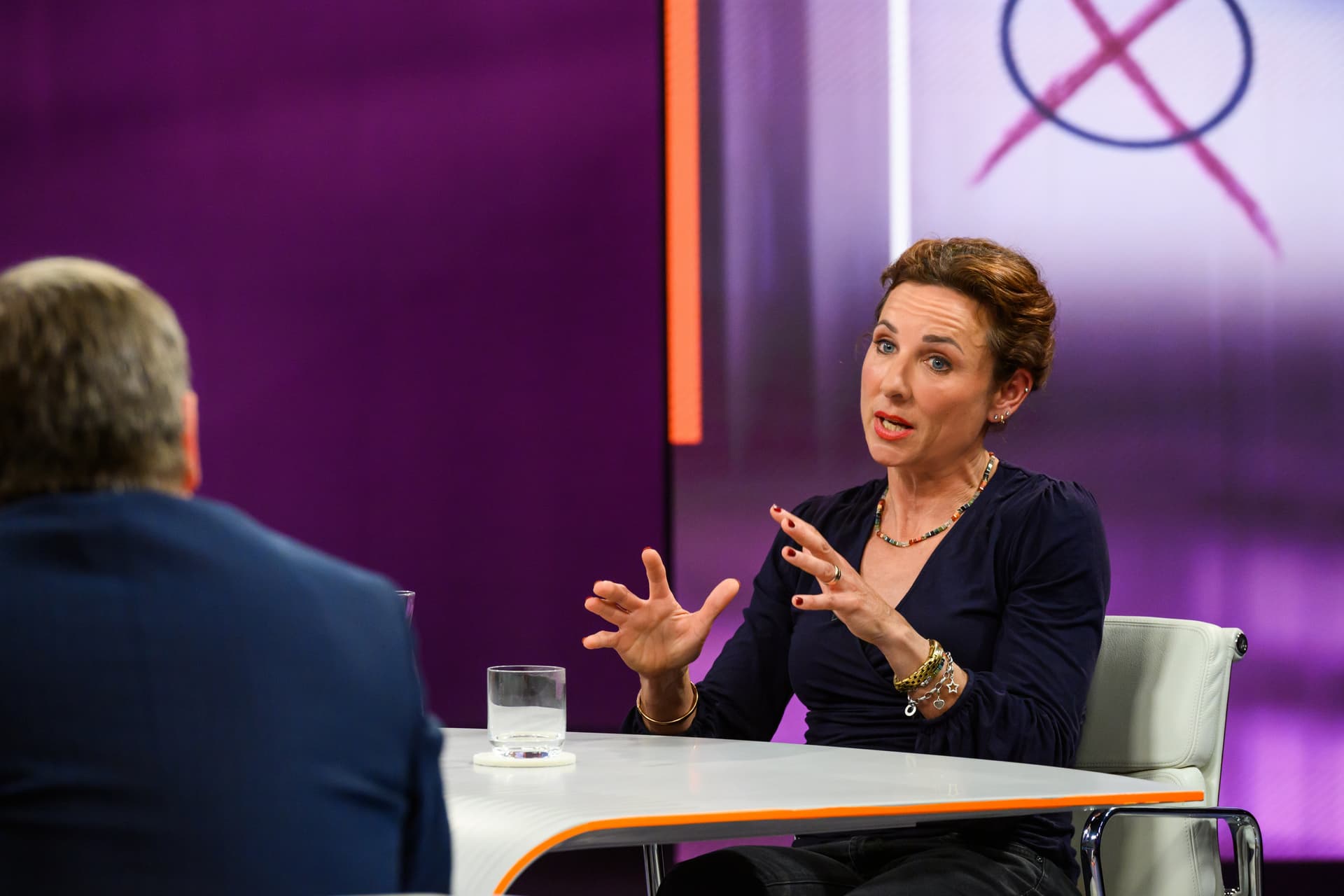 Fünf gegen Einen bei Maybrit Illner: Verfassungsrichterin entlarvt mangelnde Diskurskultur in Talkshows