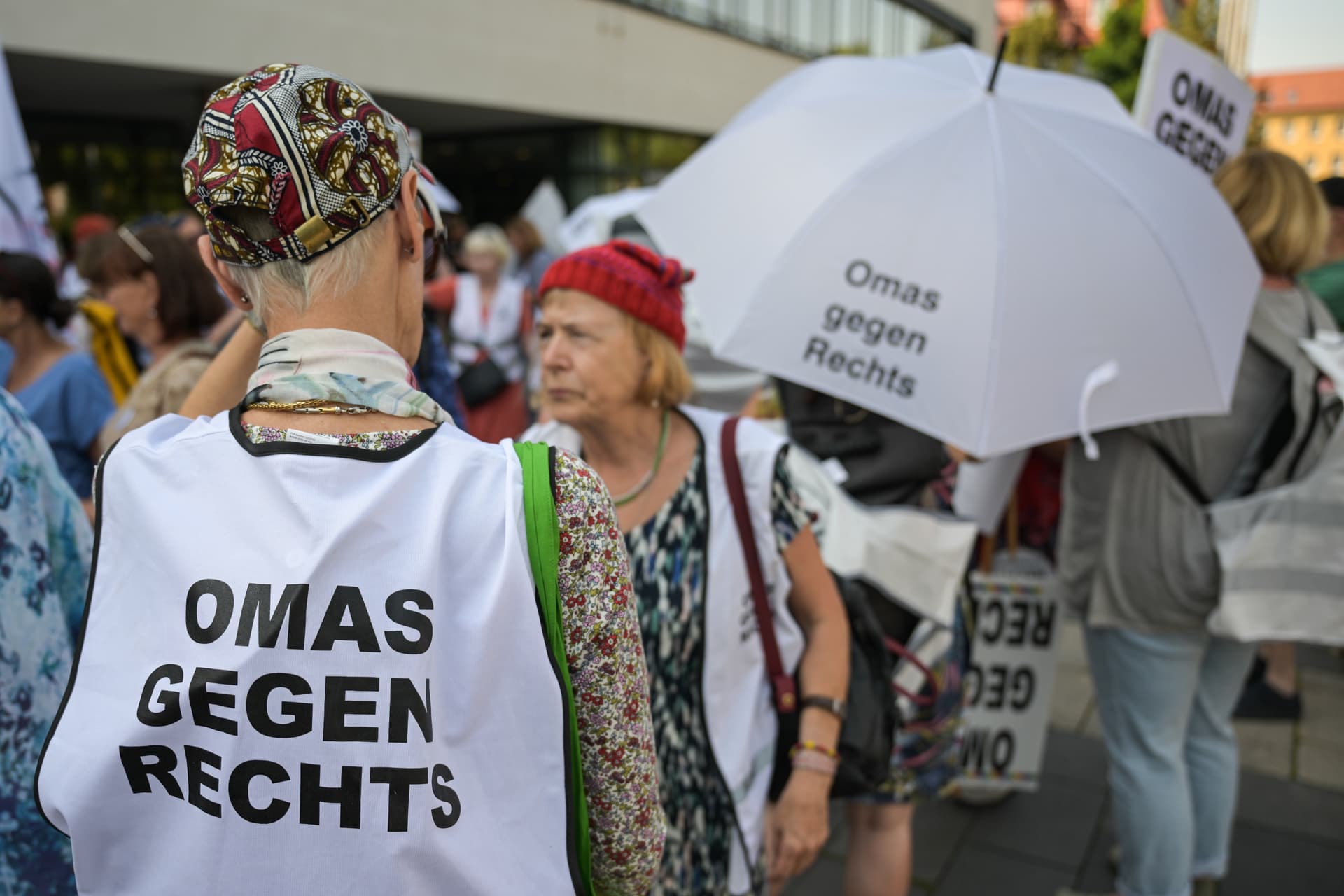 Sie kämpfen gegen Faschismus und CO2: Was wären wir ohne die Omas gegen Rechts?