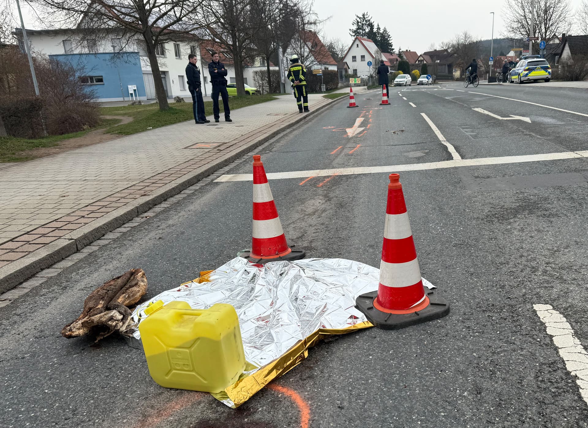 Bayern: LKW überfährt Frau (88) – Fahrer flüchtet