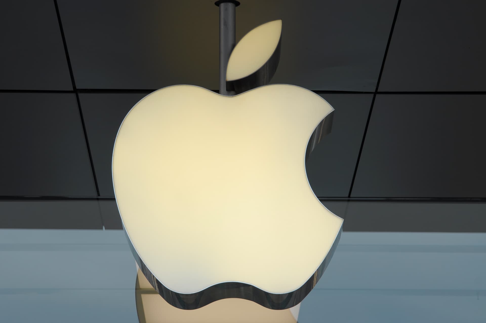 Es drohen Milliarden-Strafen! EU eröffnet Verfahren gegen Apple, Meta und Google-Mutter Alphabet