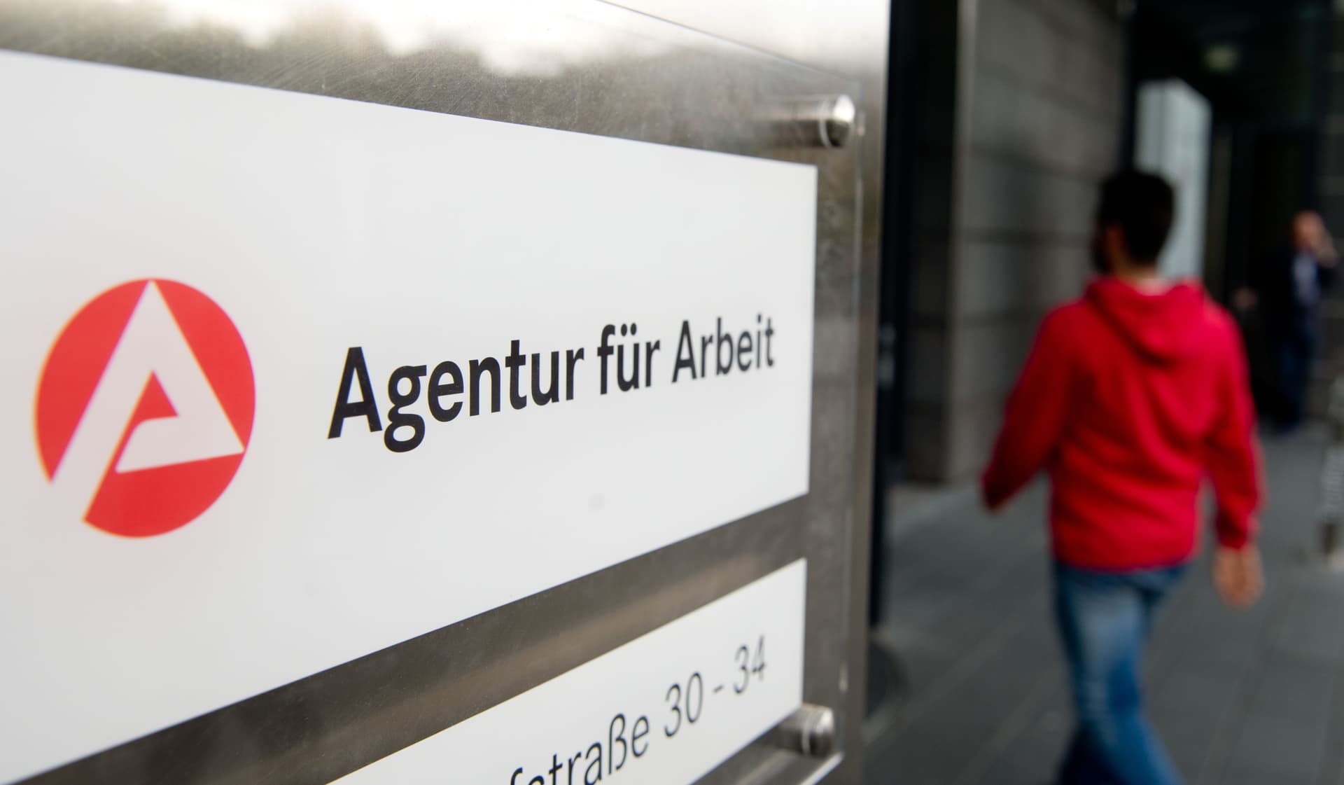 Großeinsatz im Jobcenter in Tübingen: Arbeitsloser Eritreer bedroht Mitarbeiterin mit Messer