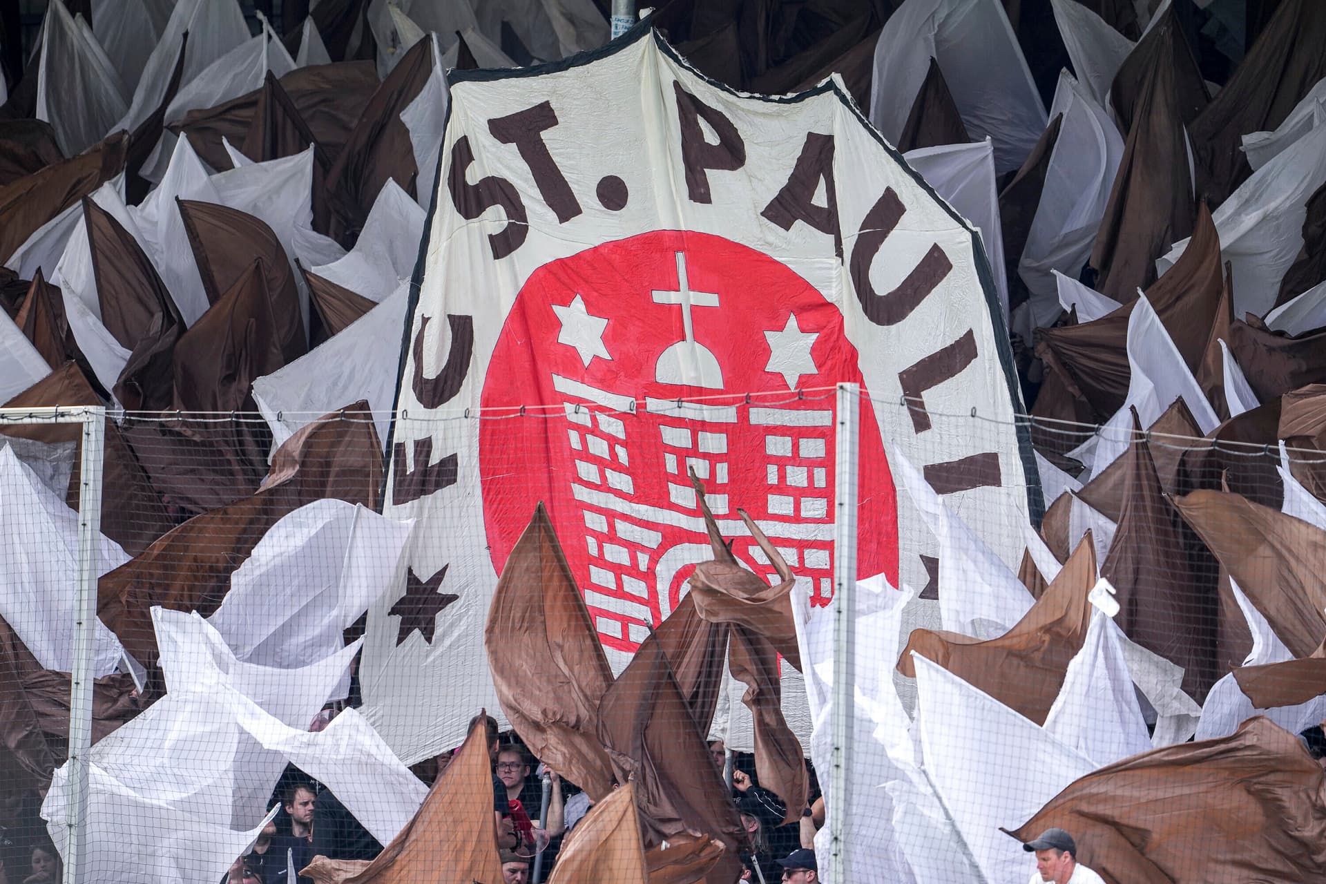 FC St. Pauli schmeißt Funktionär raus, weil er Polizist ist