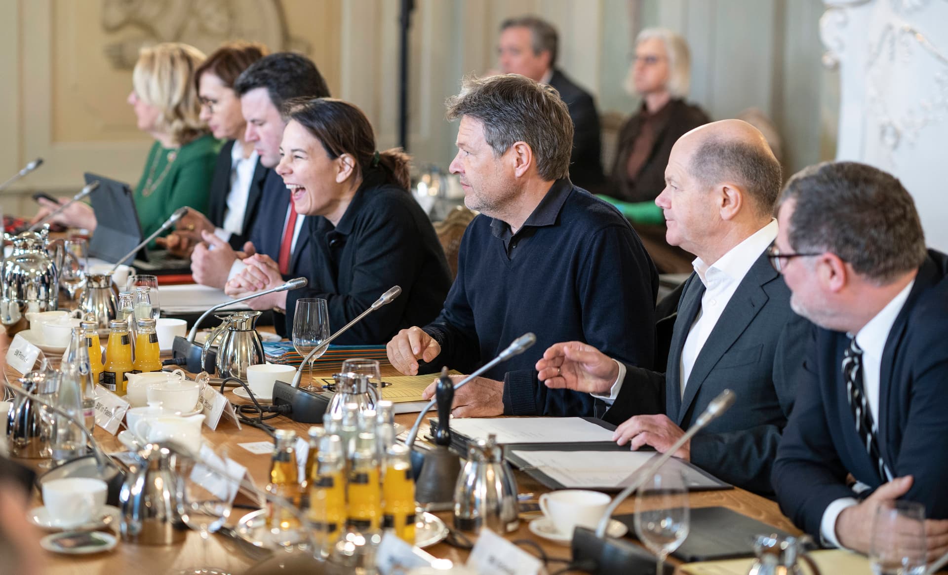Schwierige Wirtschaftslage im Mittelpunkt: Ampel-Regierung trifft sich zur Halbzeit-Klausur